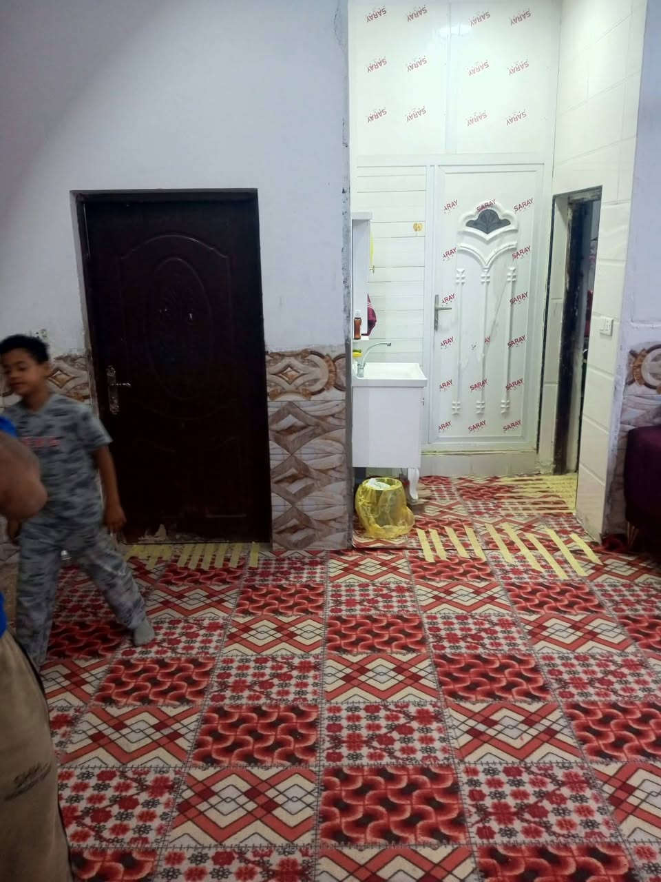 بيت 200م طابقين مسلح شارع 30  استقبال  4غرف صالتين مطبخ بليد 135 بيه مجال ومطلوب 77 حي الزيتون ***********

