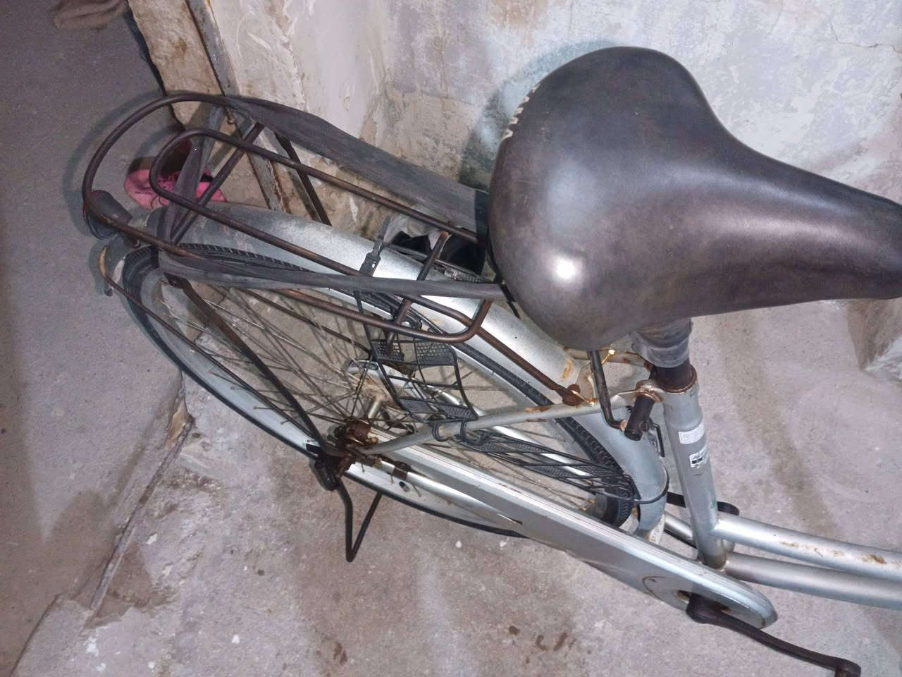 السلام عليكم باسكل نضيف حجم 27 طاقه باسكل نضيف السعر 70 مكاني رمادي قرب النادي  للاتصال ***********
