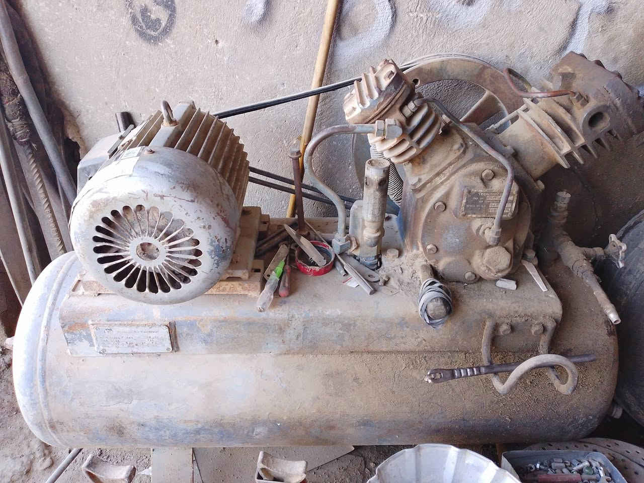 سلام عليكم كمبريسر عدد ثنين للبيع
ثنينهن شغالات ومابيهن شي 

الأول واحد الضاغطة جانت تذب دهن قبل مدة من الزمن 
حالياً من نشغلة ماكو شي مابي خلل ويترس 

والثاني الصرة تسرب هواء يعني مو مشكلة چبيرة
يصيرلها قلوزة 
مكاني النجف الأشرف قضاء المناذرة 
للاستفسار خاص


**إذا كنت صاحب هذا الإعلان وتريد حذفه لأي سبب، رجاءا أرسل رسالة إلى الدعم الفني**