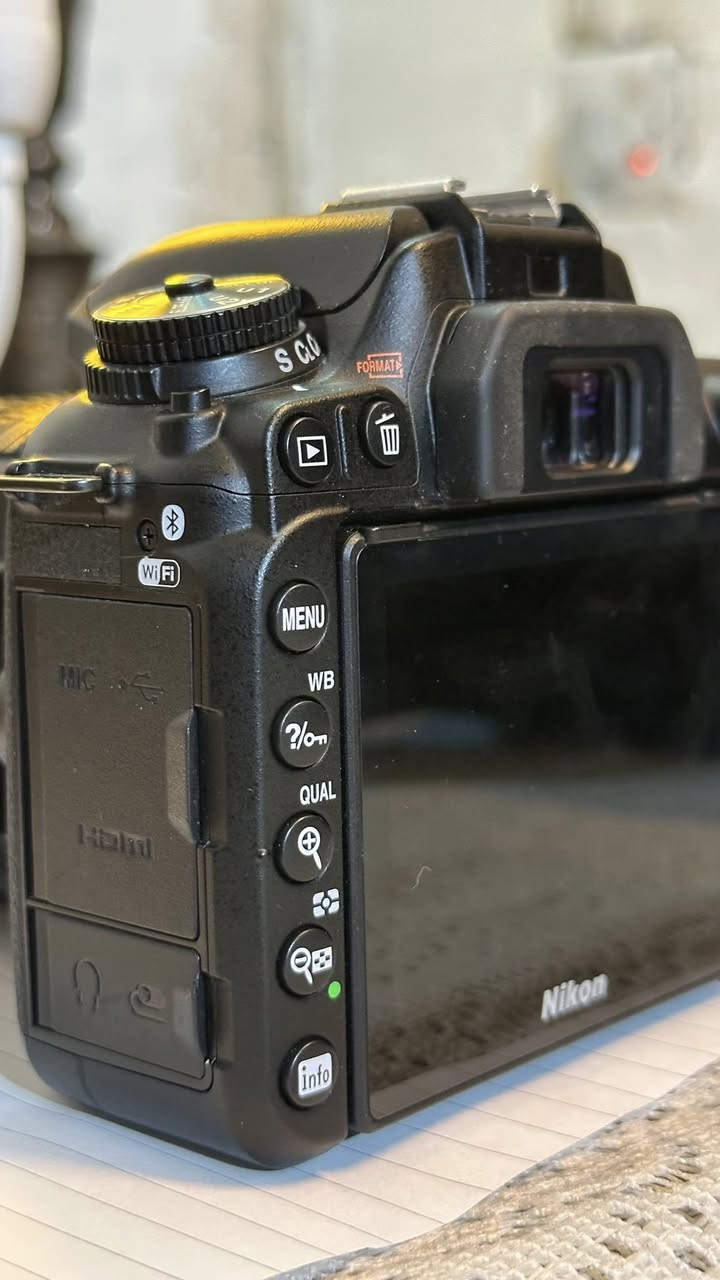 السلام عليكم كامرا Nikon D7500 بحاله الوكاله النظافة 100% بمعنى الكلمه تجي تفحص بعينك 

مع جميع ملحقاتها( جنطه كامرا - غلاف جلاتيني - ورام 128GB)  kit كامل ويه زومها 18-140
باكيته كامل والكيبلات بجيس بعدهن ممفتوحات

السعر 1,300 قفل
للاستفسار : ***********
