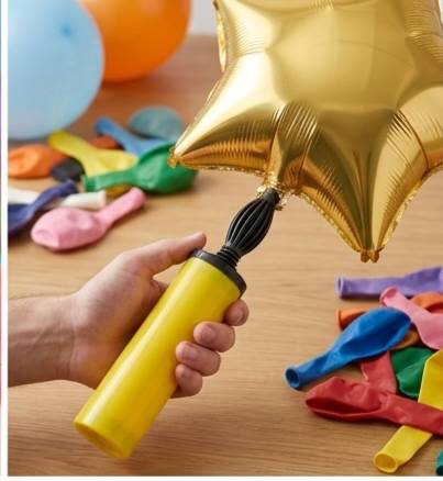 اجعل حفلاتك ومناسباتك أكثر بهجة وسهولة مع "مضخة البالونات اليدوية الاحترافية"! 🎈✨
​هل تعبت من نفخ البالونات بالطرق التقليدية التي تستهلك وقتك وجهدك؟ لا داعي للمجهود بعد الآن! نقدم لك الحل الأمثل والعملي لتجهيز ديكورات حفلاتك في ثوانٍ معدودة.
​لماذا ستحب هذه المضخة؟
​تصميم عملي وعصري: هيكل بلاستيكي متين وخفيف الوزن، يسهل حمله واستخدامه في أي مكان.
​سهولة تامة في الاستخدام: بفضل آلية الدفع اليدوي الذكية، ستقوم بنفخ البالونات العادية وبالونات القصدير (الرقائق المعدنية) بكل سلاسة، دون الحاجة لأي مجهود بدني كبير.
​لا تحتاج لكهرباء: لا تقلق بشأن توفر المقابس؛ هذه المضخة تعمل يدوياً بالكامل، مما يجعلها رفيقك المثالي في الحفلات الخارجية، الحدائق، أو حتى في المنزل.
​متعددة الاستخدامات: الأداة المثالية لتجهيز أعياد الميلاد، حفلات التخرج، المناسبات العائلية، وتزيين المتاجر.
​مواصفات المنتج:
​النوع: مضخة بالونات يدوية بلاستيكية عالية الجودة.
​التوافق: مناسبة لنفخ البالونات المطاطية والبالونات المعدنية (الفويّل).
💰 السعر: 4,000 دينار عراقي فقط!
🚚 خدمة التوصيل: متوفرة إلى كافة محافظات العراق بـ 3,000 دينار فقط.
​اطلبها الآن وأضف لمسة من السحر على حفلاتك بأقل وقت ومجهود!
(للطلب والاستفسار، يرجى مراسلتنا عبر الرسائل المباشرة)