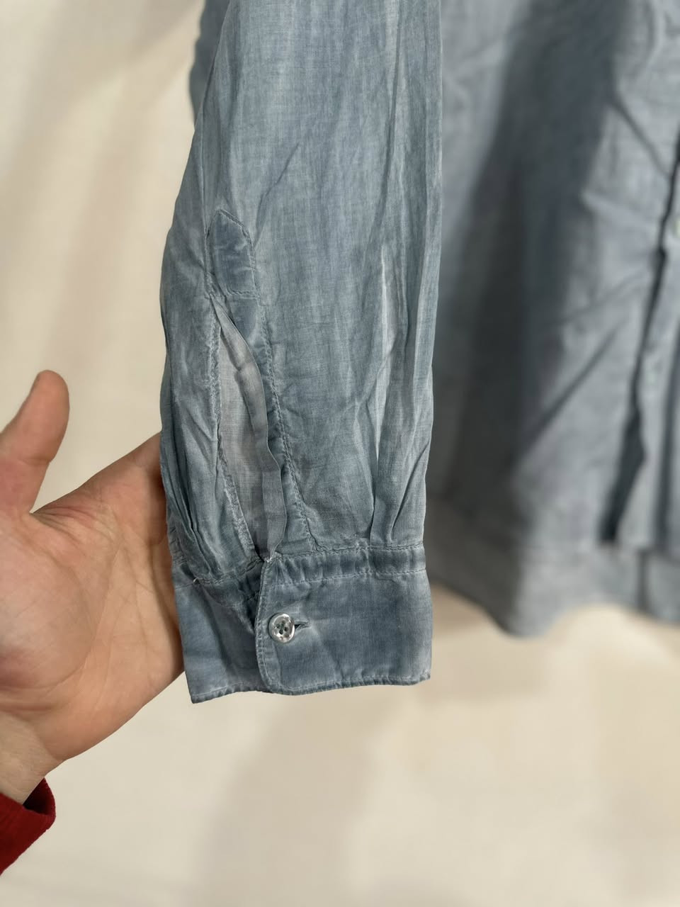 Hugo Boss
قميص أنيق بجودة عالية، مناسب للّبس اليومي والمناسبات الخفيفة.
يتميّز بلونه السمائي الهادئ الذي يعطي إطلالة راقية وعصرية.

📌 المواصفات:
• القياس: M
• اللون: تركوازي 
• الخامة: بهاري ناعمة ومريحة
• النظافة: 100% (بحالة ممتازة)

💰 السعر: 10 فقط

خيار ممتاز لمن يبحث عن الأناقة بسعر مناسب 🌟


**إذا كنت صاحب هذا الإعلان وتريد حذفه لأي سبب، رجاءا أرسل رسالة إلى الدعم الفني**