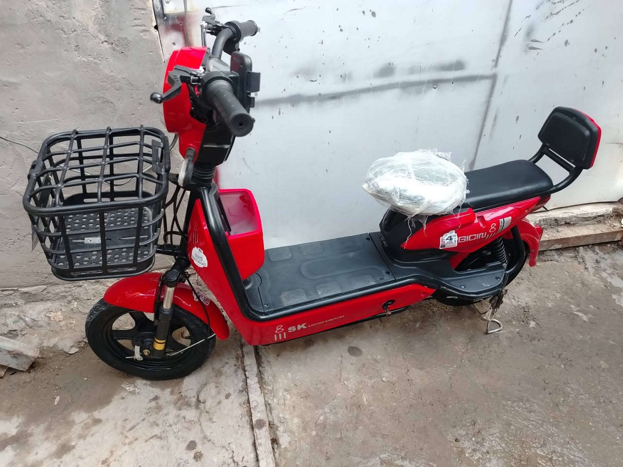 سلام عليكم دراجة للبيع دراجة اخت الجديدة استعمال ٣ اشهر  ٤ باتري سرعة ٤٩  ٢  سويج مانع. سرقة بلوتوث   لسعر 250 الف وبيهة مجال قليل لمكان بغداد البياع المعالف ***********
