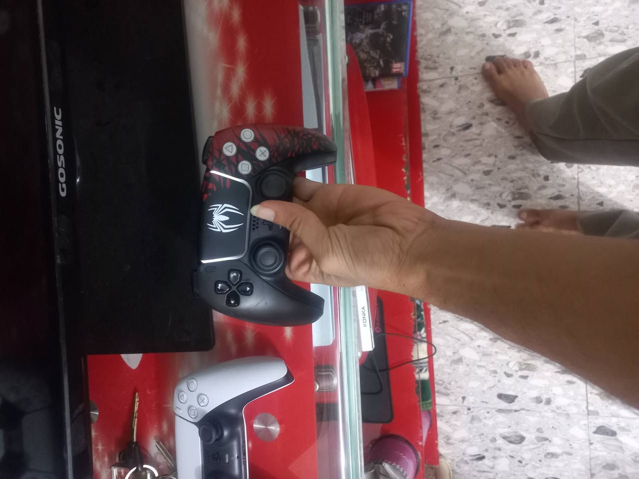 عندي  قرص  الا رض الوصطه + قرص بروتو وبي الوين + يده بلي فايف مو اصليه. تجي تجاريه. جديده اده. يخبل كل قطعه علا عشرين  مكاني كربلاء اجي اوصلهن الكم *********** متواجد وتساب
