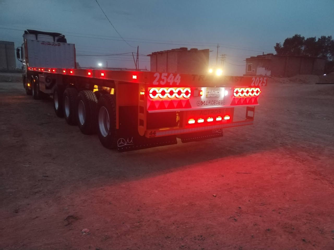 البيع عربانه حداديه اربع محاور وبيه مكان خامس شاصي ١٦ طول ١٣و٤٠ دناكير صيني ١٤ تايرات فوك النص عمر الاستفسار التصال ***********
