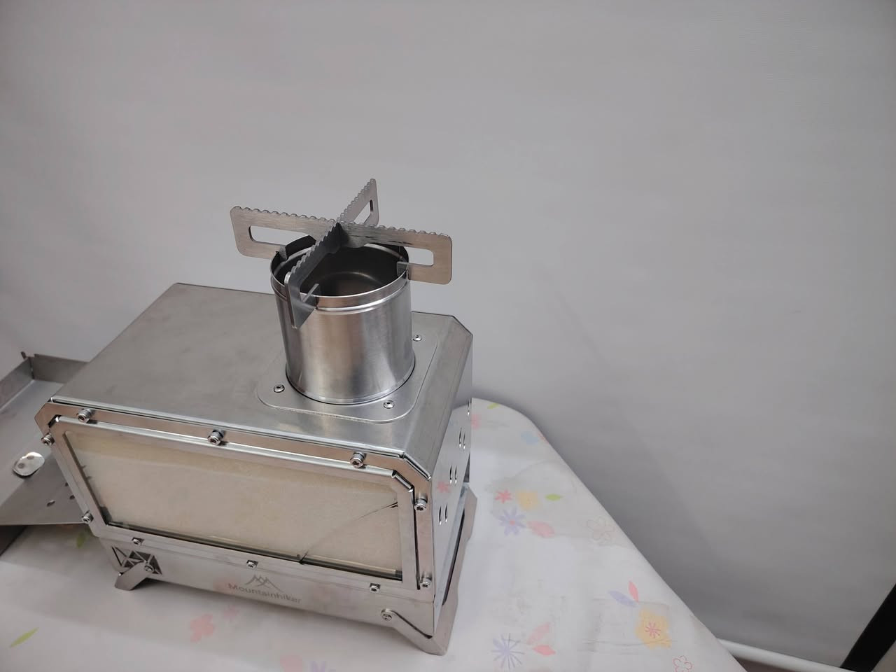 هذا المنتج هو موقد حطب محمول للتخييم من العلامة التجارية Mountainhiker.
مصنوع من الفولاذ المقاوم للصدأ عالي الجودة (ستانلس ستيل 304).

يتميز بنافذة عرض زجاجية مقاومة لدرجات الحرارة العالية لمراقبة اللهب.

يحتوي على فرن مدمج للطهي والخبز.

تصميم قابل للطي وسهل الحمل، مناسب للرحلات، الصيد، والنزهات.

ملاحضة
١. المنتج الحجم الكبير 
٢. يوجد فطر في الزجاج مثل ما موضح في الصور لا يؤثر

للتواصل فقط واتساب غير متواجد على الفيسبوك ***********
