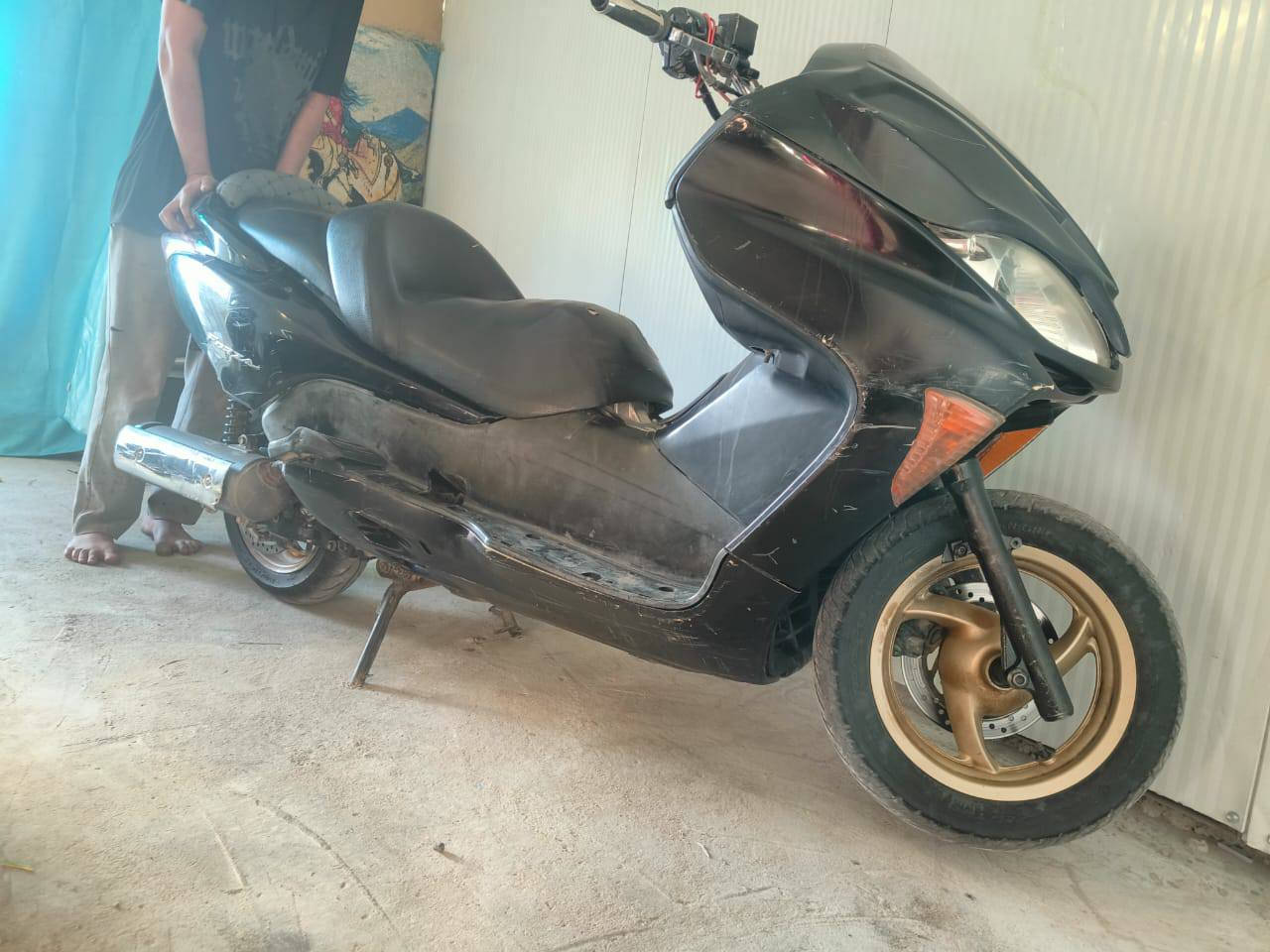 السلام عليكم فورزا 09 ابيع كوم حديد دراجه شغاله وتمشي ماكينه ناعمه كهربائيات كلها شغاله دراجه بيها نقص كفرات ***********
