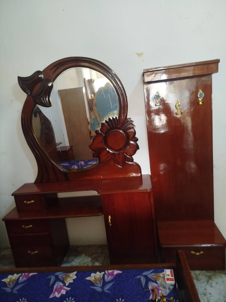 غرفه أم سته مستخدمه 
للبيع سعر 650 وبي مجال 
العنوان العزه القديمة 
***********
