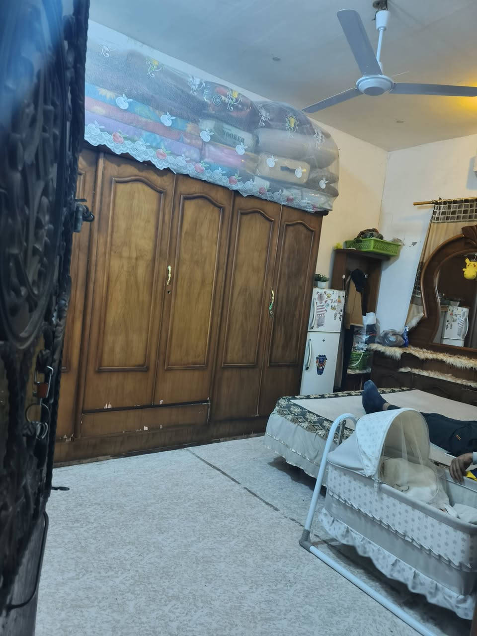 بيت للبيع طابق ونص حي بغداد خلف علوة حمدان قريب على شارع 60 يتكون البيت 4 غرف ومطبخ وصالة واستقبال ومناور عدد 2 حمام داخلي وخارجي السعر المطلوب 165 وبيه مجال ***********
