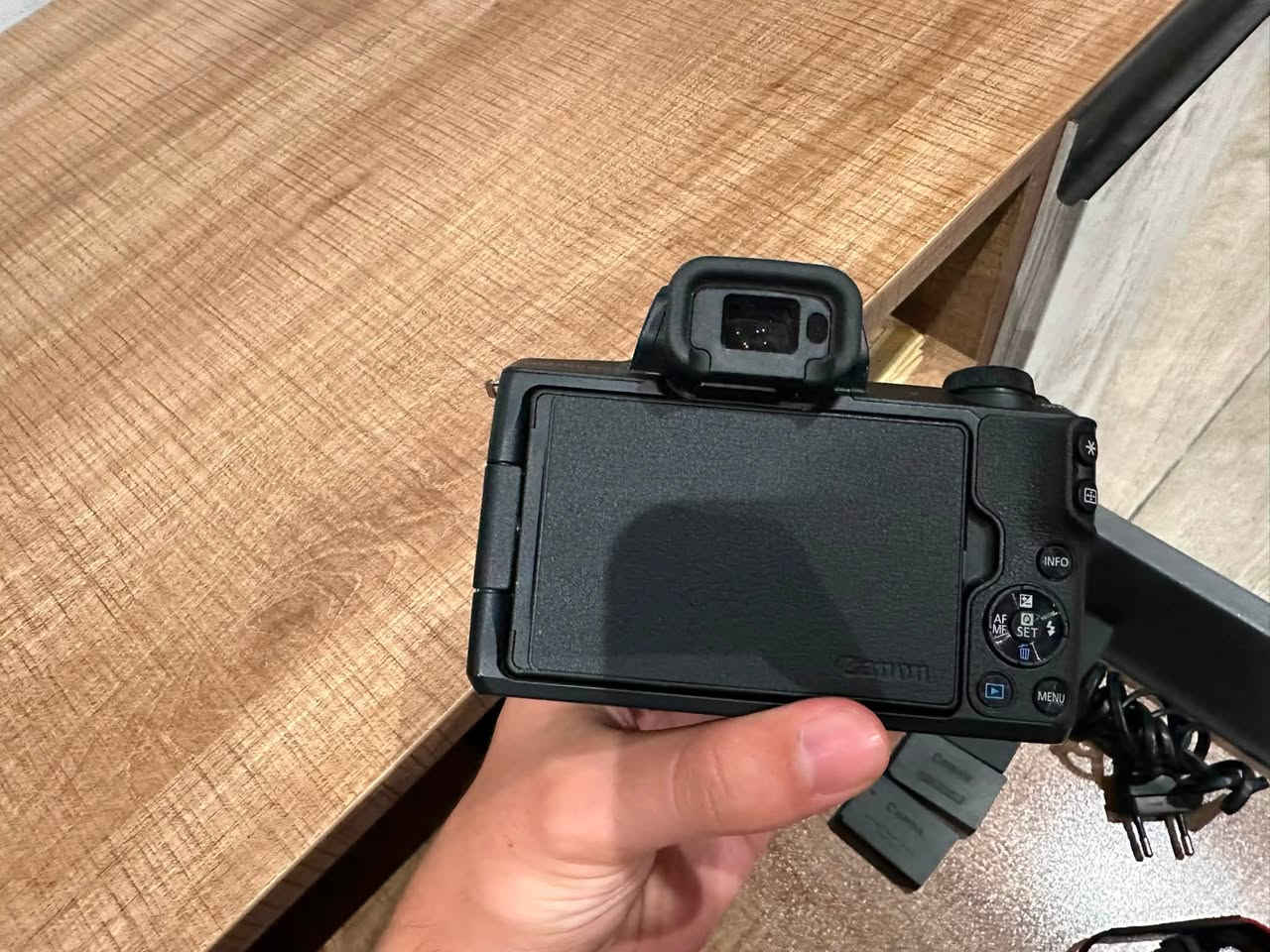 السلام عليكم
للبيع | Canon EOS R50 

أستعمال الكاميرا جداً قليل وبعدها جديدة ونظافتها واضحة بالصور 

الملحقات الي وياها :
عدسة canon 15-45 ✅
عدسة canon 75-300 عدسة عملاقة ✅
وبقية الملحقات الي موجودة بالصور كلها تاخذها وياها 

مكاني بغداد 
للتواصل خاص او واتساب ***********
