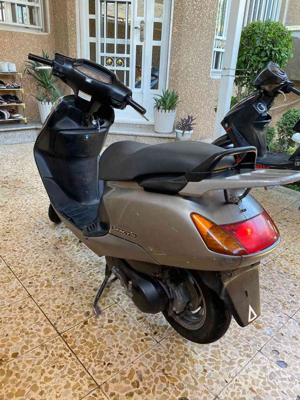 السلام عليكم 
دراجه سبيسي ياباني للبيع
كفرات اصليه
دراجه نضيفه 
السعر 350
العنوان بغداد الشعب 
هاتف :***********
