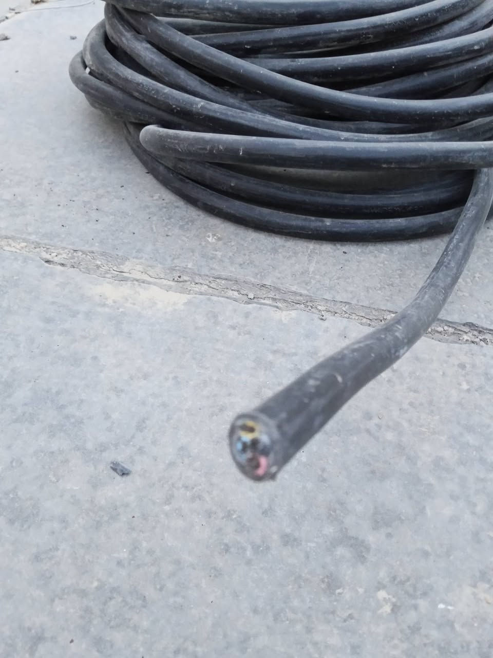 كيبل تقريبا اكثر من 50 متر جديد مامستخدم سعره 225 ***********
