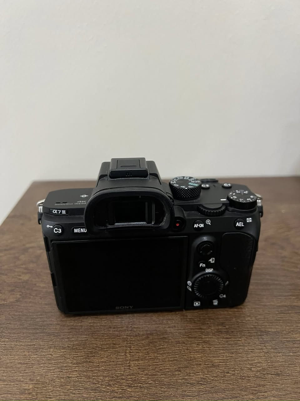 للبيع كاميرا Sony A7 III احترافية بحالة ممتازة جدًا
مع عدسة Sigma 24-70mm f/2.8 Art نظافة 100%

الكاميرا استخدام شخصي خفيف، ما بيها أي مشاكل فنية أو أعطال.

العدسة صافية بالكامل، بدون خدوش أو فطريات، فوكس سريع وثابت.

المواصفات باختصار:

– فل فريم 24.2 ميگابكسل

– تصوير 4K احترافي

– أداء قوي بالإضاءة الضعيفة 

- الشتر 13 الف

– مناسبة للزفاف، الإعلانات، السينمائي، وصناعة المحتوى
سعر 2,600,000 وبيه مجال 
التواصل خاص


**إذا كنت صاحب هذا الإعلان وتريد حذفه لأي سبب، رجاءا أرسل رسالة إلى الدعم الفني**