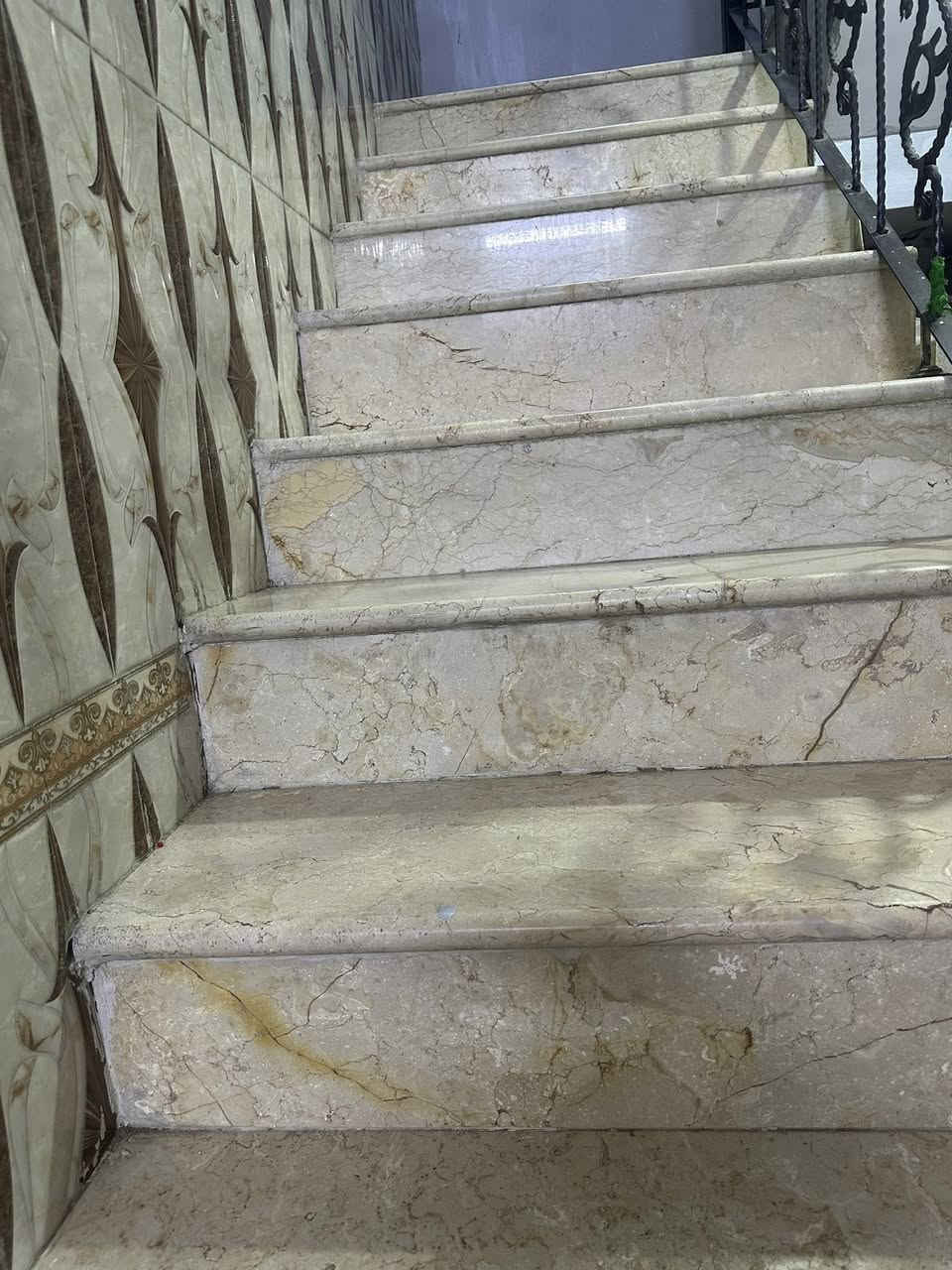السلام عليكم بيت للبيع طابو زراعي مساحه ١٠٠ متر مربعه في البلديات تقاطع الكهرباء خلف مجمع الشذر الطبي يحتوي على ٥غرف نوم وحده في الطابق الأرضي و٣في الطابق الثاني وغرف في السطح تعتبر مخزن يحتوي على مدخلين مدخل للاستقبال ودخل للمطبخ البارد وصاله وغرفه نوم وصحيات خارجيه وداخليه ومطبخ حار و٣ غرف في الطابق الثاني وصاله وصحيات وبيتونه وغرفه في السطح تعتبر مخزن الاتصال على الرقم ***********
