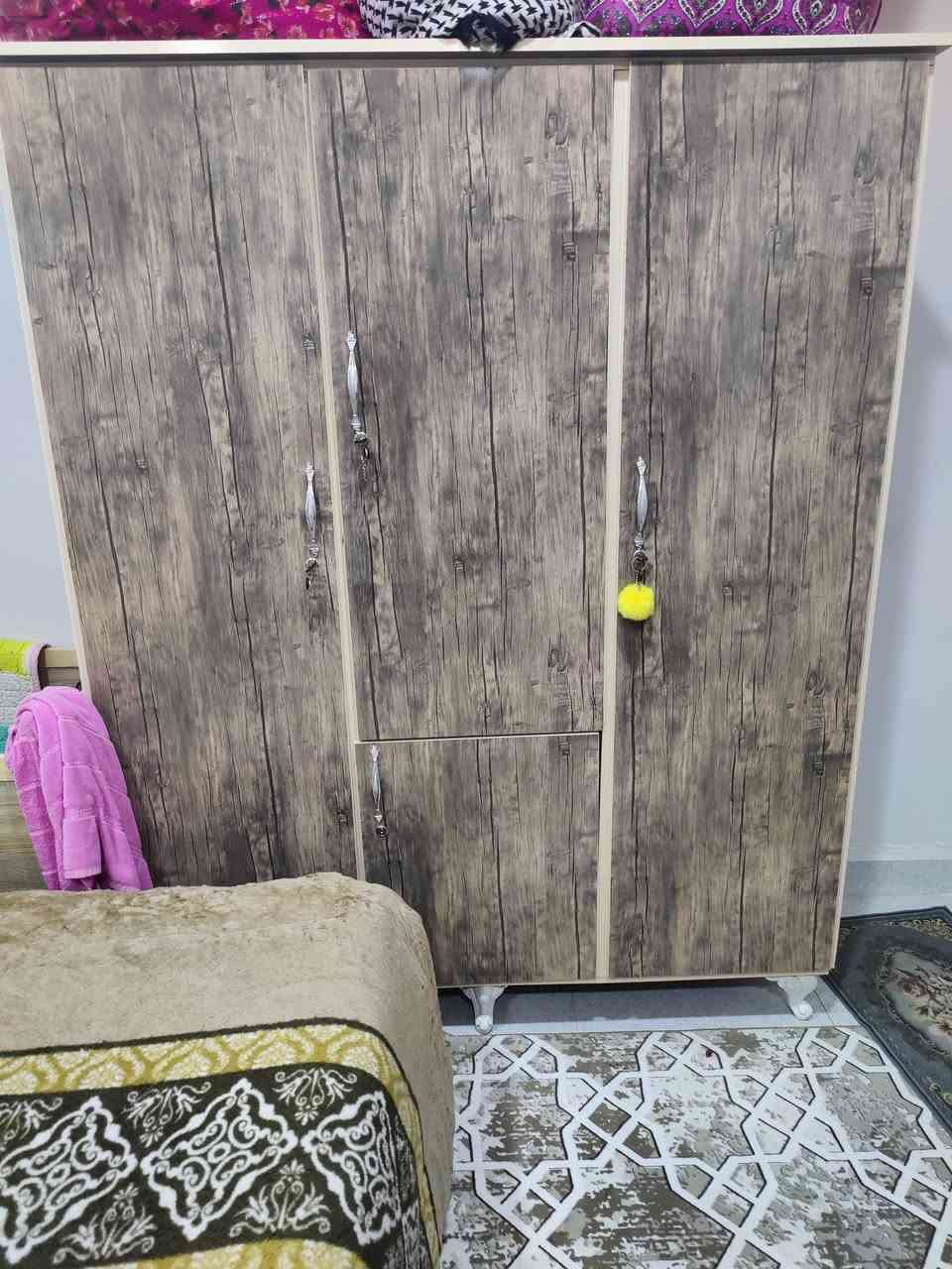 غرفه نوم تفصال لبيع كنتور ثلاث عيون ميز تواليت سيسم والدوشك والمجرات البلاستك وبوفيه صغيره وكموديات كامل لبيع ب 300 الف وبي مجال بسيط  الشراي يجي خاص 
مكاني كركوك عرفه *********** نظيفه كلش
