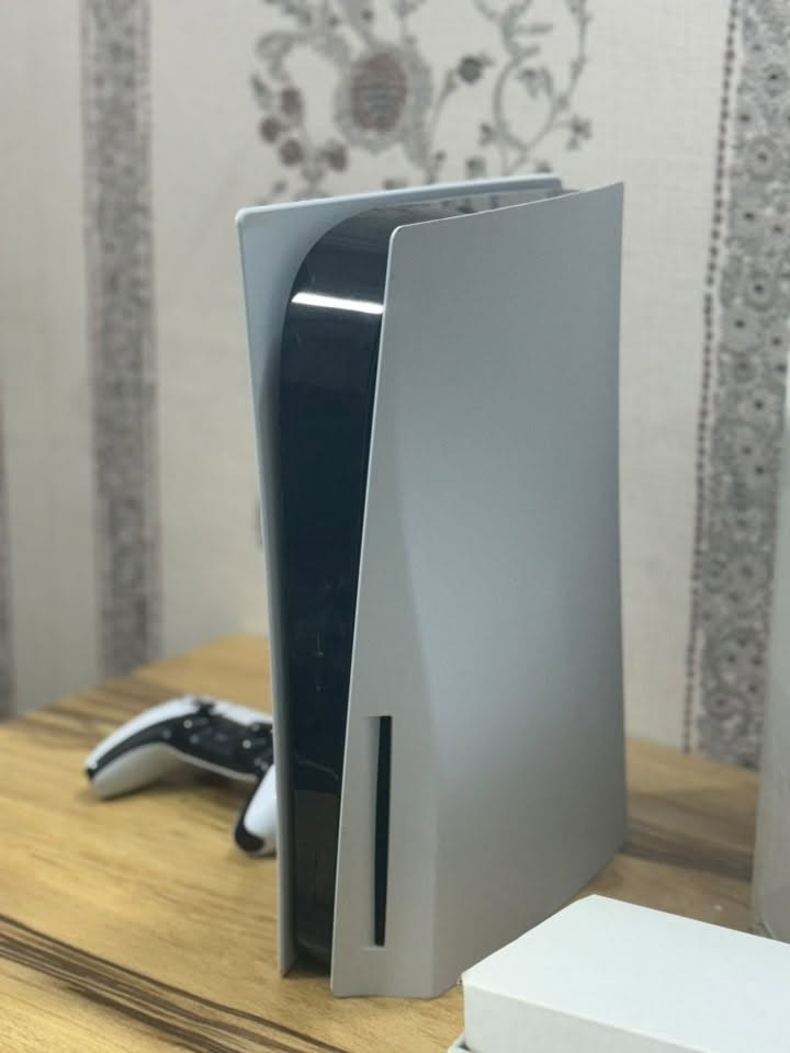 السلام عليكم
جهاز ps5 ( فات) للبيع
جهاز نضافة 99% 
كامل الملحقات 
كيبل HD بعدة بل غلاف ممفتوح 
كارتونة  
وقاعدة للجهاز  عموديا
يدة بلادية 100% شغالة بدون اي مشكلة 
 متوفر ويا مجموعة أقراص ( ريسدنت ايفل٤ ، ديدرويت ، ماين كرافت ، كراند ٥ . فيفيا ٢٠ . بيس ١٩، كود اوف وار .)
 السعر 650  وبي مجال للاستفسار *********** واتساب
