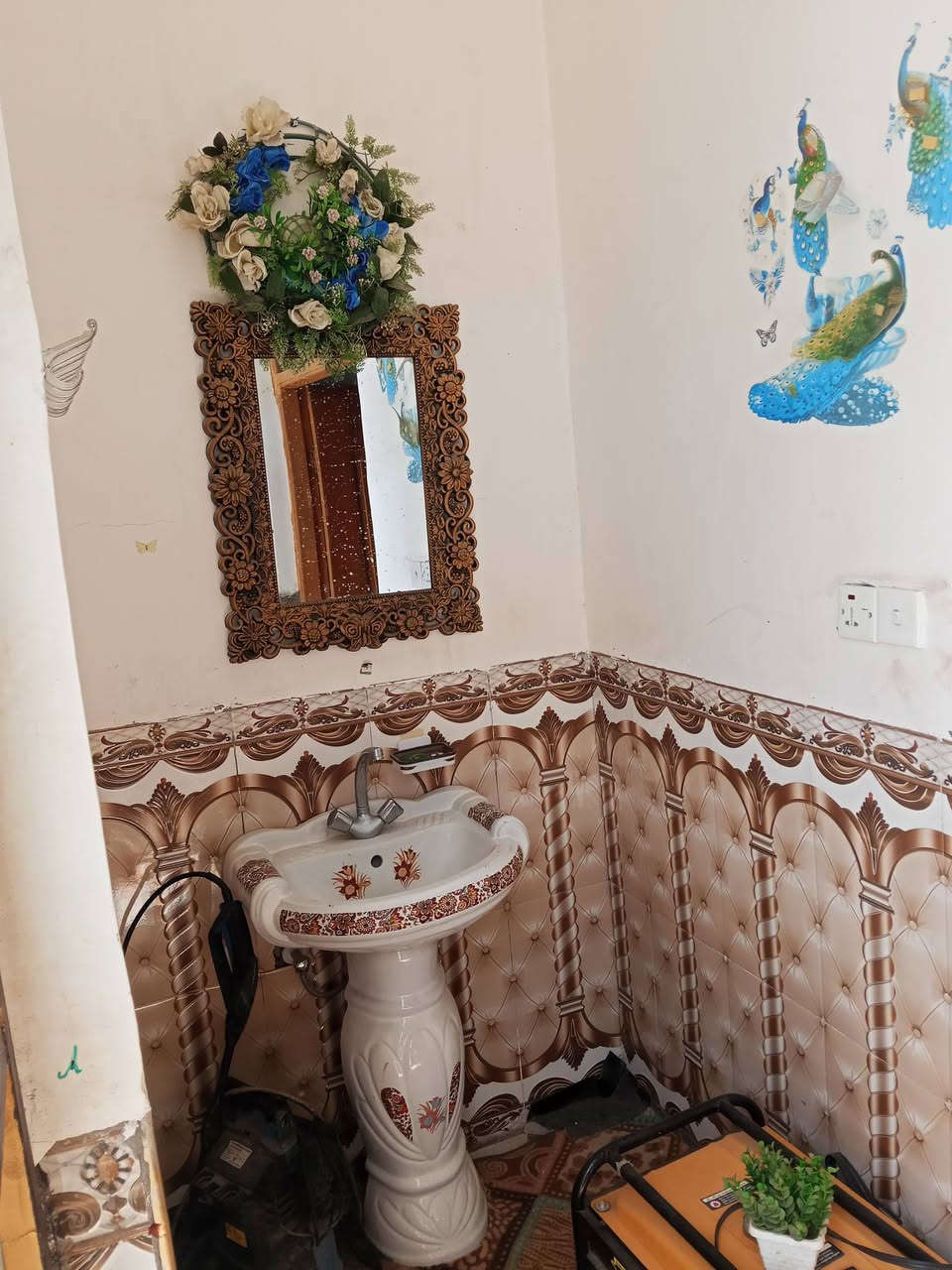 البيت للبيع با الكادميه المساحه 200م يحتوي البيت علا غرفتين نوم و صاله و مطبخ و براني وصحيات خارجية و داخليه اللاستفسار مراجعة مكتب سلام الجبوري الاتصال ***********
