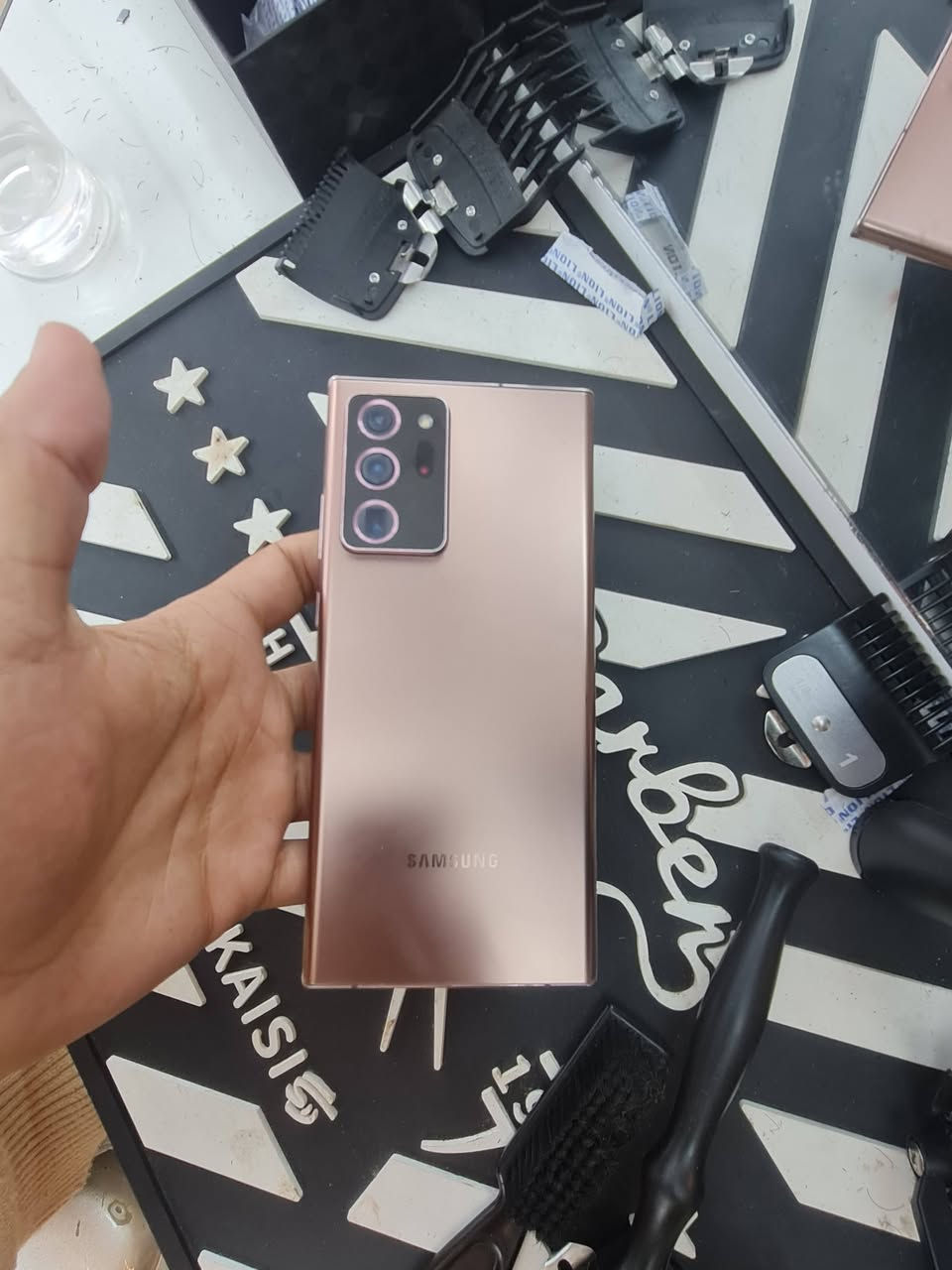 سلام عليكم  اجهزه نوت عشرين. العدد(2)   واحد شاشه ابيع مثل ماموضح بصوره شاشته تعبانه ابيع شاشه لباقي مكفول كله شغال ) الجهاز ثاني مكفول من كلشي عدا سيمكارت ميشتغل بي *********** كلش نضيفات
