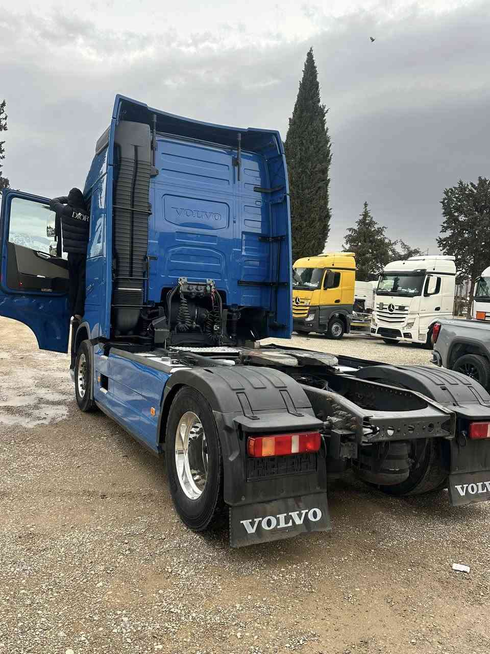 🫡بسم الله الرحمن الرحيم
فولفو راس تريله 
حجم :500
موديل:2016
مواصفات: تبريد ثلاجة حاسه كاميرا
رقم كاتى دخول جديد  
***********
***********
