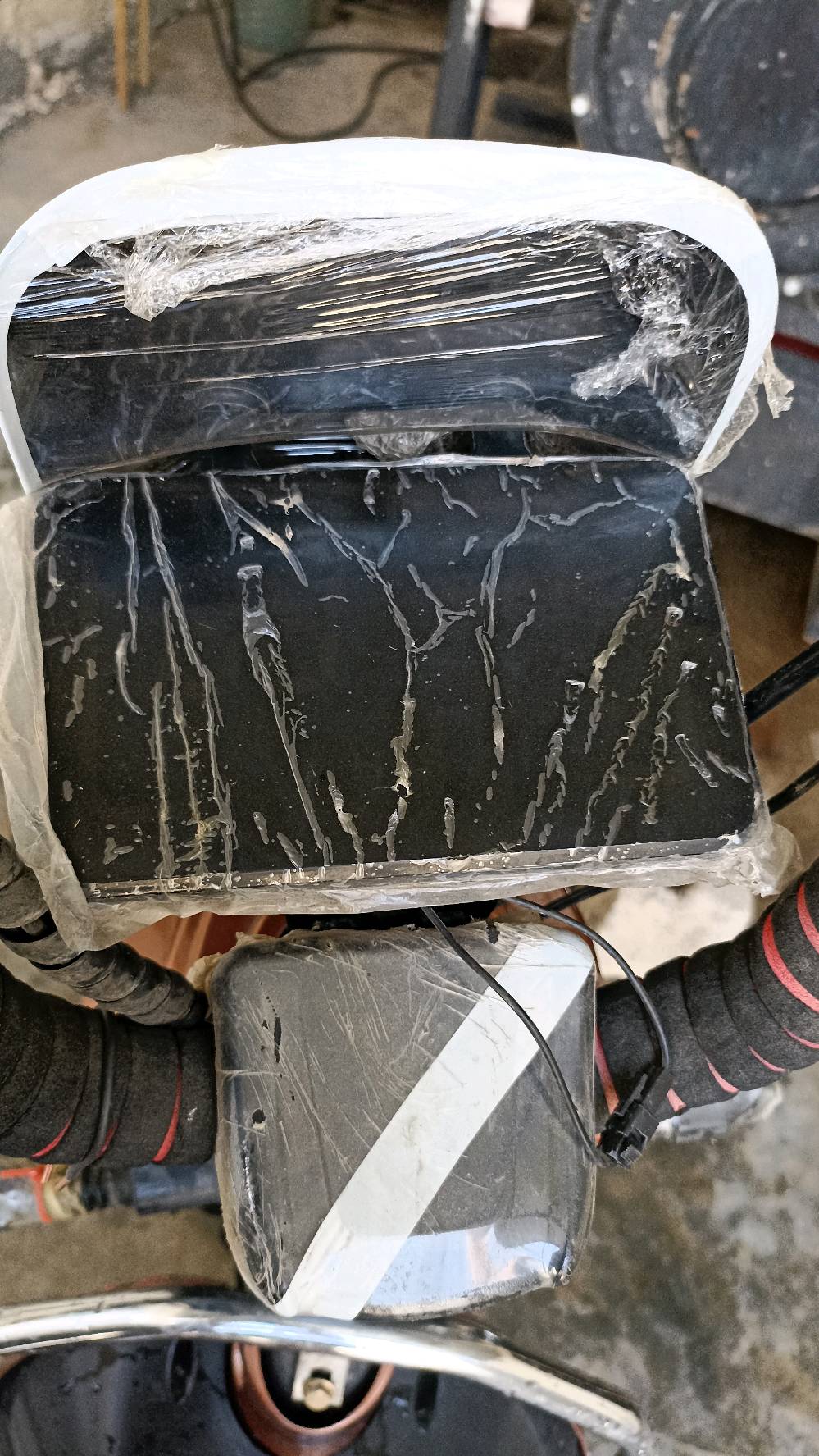 دراجة شحن للبيع
هسه هذي دراجة الشحن شنو موديلها بالضبط وكم واط/فولت بيها؟ وهل هي كهربائية لو بنزين؟: 
1 (موديل 2024) 2 (1500 واط) (60 فولت)
البطاريات شكد عددهن ونوعهن شنو، وكم تمشي بالشحنة الواحدة تقريباً؟: 
1 ( عدد بطارية 5 ) 2 (يمشيك شاحنة وحدة 20/30 كيلو) 
بيها أي عطل أو شغل ناقص أو صيانة مطلوبة؟ مثل الشاحن، المفاتيح، الأضوية، البوري، أو أي قطعة مفقودة؟: 
مابي اي نقص اذا بي مرجوع گدامك تفحص تودي 
وين مكانك بالضبط بالعراق؟ وهل متوفر فحص وتجربة قبل الشراء أو توصيل داخل المحافظة؟: 
كركوك حي البدر  توصيل ماكو  اي تفحص يمي تشوفة تودي مبروك علية (هاي رقمي ثاني فقط واتساب ***********) 😍