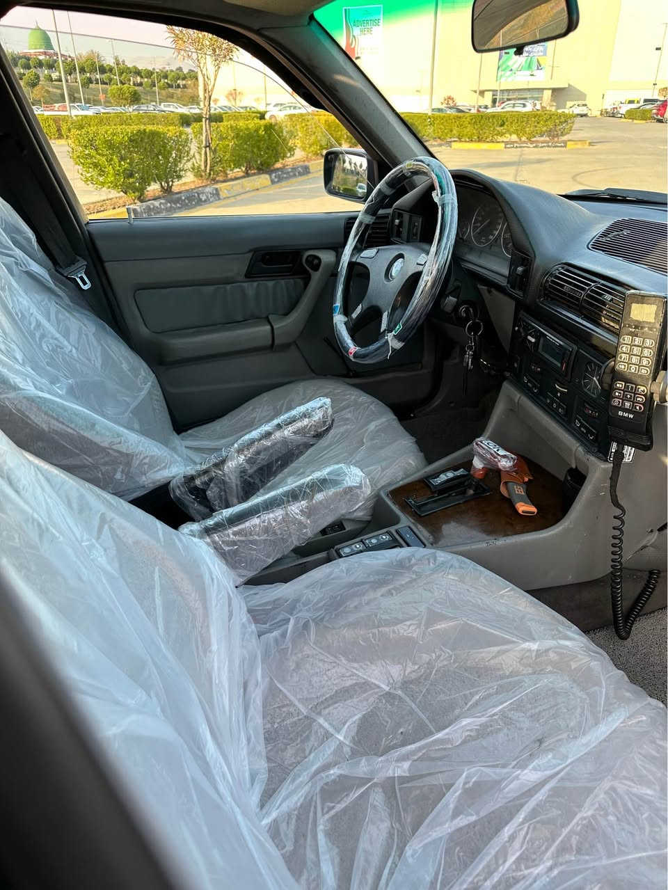 بەناوی خوای گەوره
‏BMW 525 مۆدێل 1990
گێڕ ئۆتۆماتیک سڵاید
جام کارەبا تەبرید
 نمونەیە لەجوانیا
ئاڕم پلاستیک هەولیر  
هیچ لێدراوی  نیە و بێ مەسروفە
 گێڕ مەکینە بەشەرتی سەد فیتەر
سعری(45) گەڵاو معامەلەیەکی برایانەیه 
لەسلێمانیم لە ڕاپەرین
***********
*********** السليمانية, العراق
