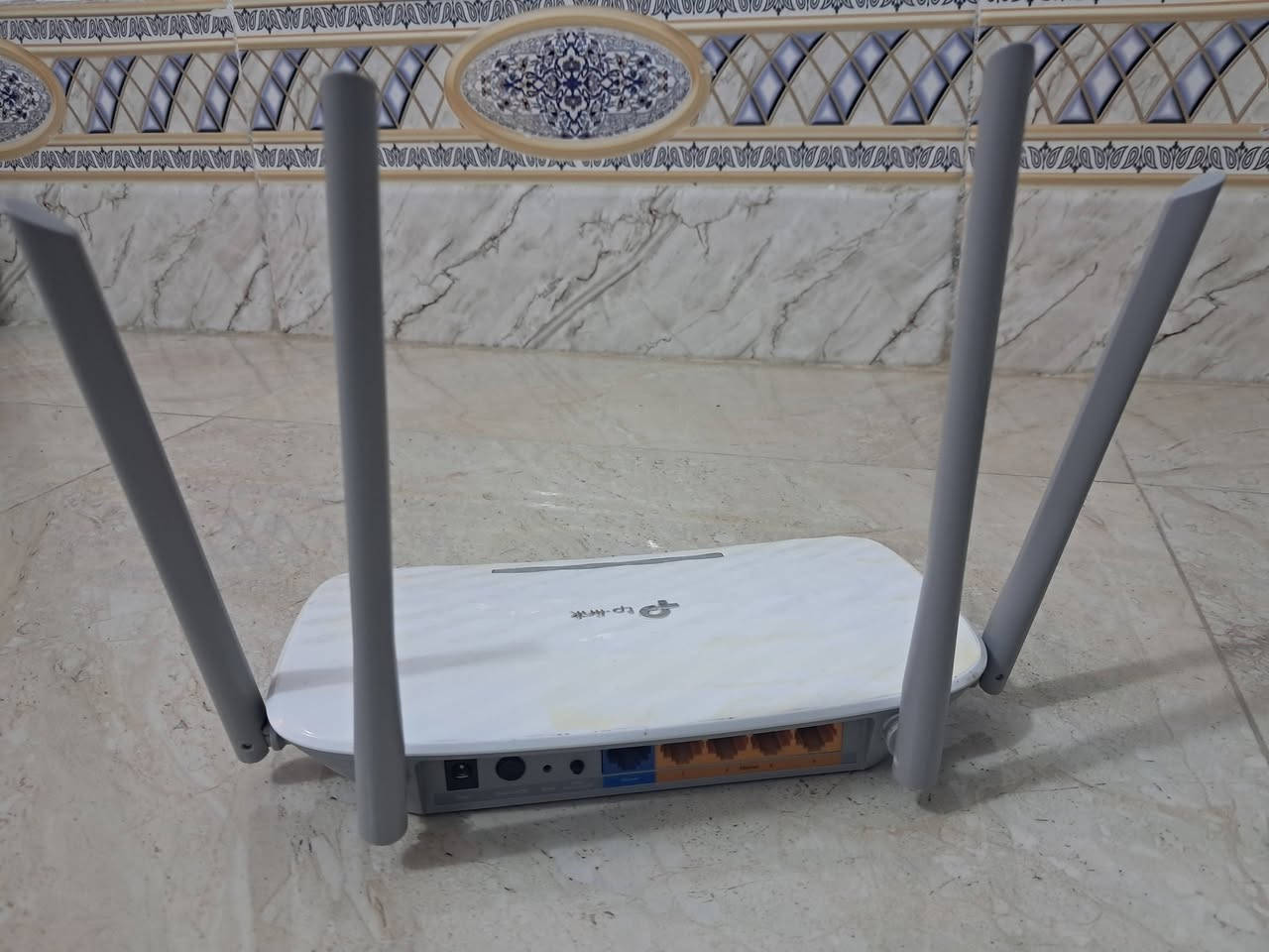 السلام عليكم 
راوتر فقط وكامل مع ملحقاته من نوع تبلنك C50 مستخدم ولكن  مابي اي خلل او عيب كامل مع الشخاطة ومحلقاتها السعر او الاستفسار اكثر خاص او الاتصال بالرقم *********** 
ملاحظة سعره كلش مناسب
