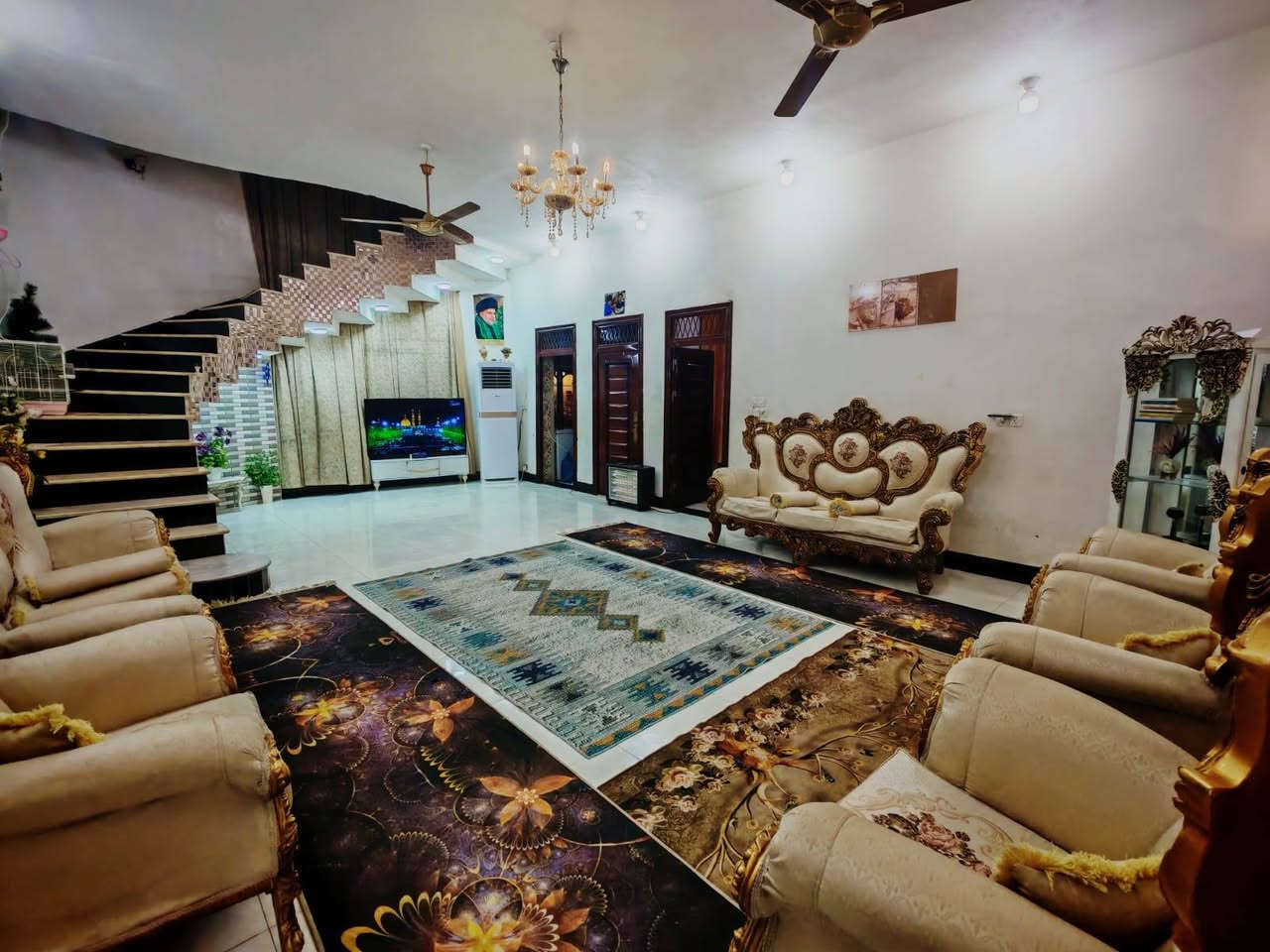 بيت للبيع مكان حي النفط ( مجمع البيادر) 

(مامطلوب حر)
البيت يحتوي على طابقين + شقه تشاريف + طابق ارضي كامل 
ويحتوي على صاله كبيرة مساحه  10× 6 + مجمع حمامات مساحه 2 ×5
ويحتوي على غرفه مساحه 5×5
ويحتوي على مطبخ مساحه 5×5
ويحتوي على منور مساحه 1×2
ويحتوي على براني مساحه 8× 4 ونص
ويحتوي سويت كبيره غرفه 4×11 + حمام داخلها 
ارتفاع البيت 3امتار و60 
طابق الثاني يحتوي على غرفه وحده سندويج مساحه 5×5
وغرفتان هيكل 
وصاله هم هيكل 
وشقه هيكل + تحتوي على درج وباب خلفي
شارع مبلط ومقابلينه خدمات 
مقابليه منتزه مستقبلاً 
ابحث عن بيت مراوس او بيع للتواصل على ***********
