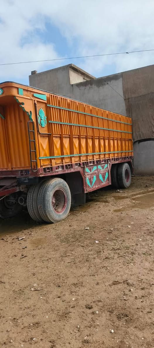 سلام عليكم قاطره للبيع كامل المواصفات تايرات طخم جديد  طول ٧ ونص  عنوان ربيعه سعر ١١٠ ورقه ***********  ***********
