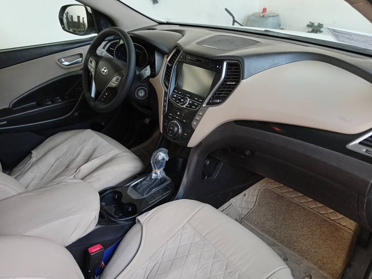 السلام عليكم للبيع سنتافي خليجي ٢٠١٥ بغداد انكليزي الجديد سياره جاهزه مابيه اي نقص كير مكينه صدر أمامي خلفي كله تمام تخم تاير جديد مكينه ٦ سلندر ٧ راكب ٣ قطع تبريد داخل نظيف جداً كشنات جلد بلاد شاشه وكامره اشاير بلمري مري شفط بانوراما سياره كلش نظيفه تراي كلش حلو وباقي المواصفات معروفه مكان السياره حي العامل عالسريع الملحانيه قرب مسبح الرافدين موبايل *********** أثير *********** السعر ١٧٠ وبيه مجال حك الجيه تحويل ثاني يوم سونار موجود ويه الصور
