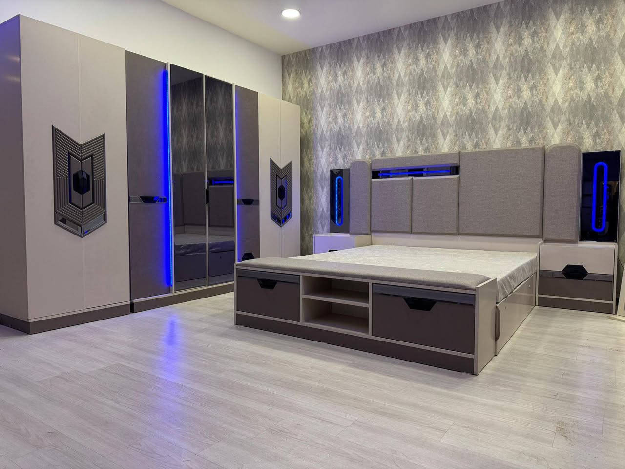 تم بعون الله تعالى حاويه 
موديل لميس 

شغل كل ثكيل كل بلوك ضهر 

10 قطع  جميع القطع اناره 

قياس كنتور 320
سرير خزن 
شازلون خزن 
الشد والنقل داخل بغداد مجاني 
حجز وستفسار وتساب 
***********
***********
