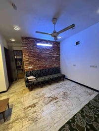 للايجار في السيدية   شقة طابق ارضي تحتوي على غرفتين نوم و صاله و مطبخ ...