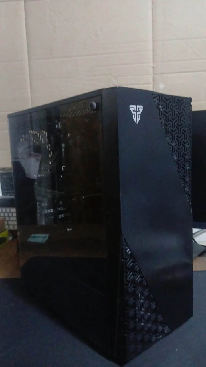 للبيع PC Gaming
🖥️ المواصفات:

• Motherboard: ASUS H510
• Processor: Intel Core i5 الجيل العاشر
• RAM: Crucial 16GB (2×8) DDR4 3200MHz
• HDD: 1TB
• SSD: 256GB
• GPU: ASUS RTX 3060 12GB
• Power Supply: FSP 700W
• Case: Fantech مع 4 فانات
• تبريد وتهوية ممتازة

🎮 مناسب للألعاب، الدراسة والشغل
💰 السعر: 800,000 دينار
🚚 يوجد توصيل لجميع محافظات العراق
📩 للاستفسار أو تجربة الجهاز راسلني خاص او واتساب ***********
