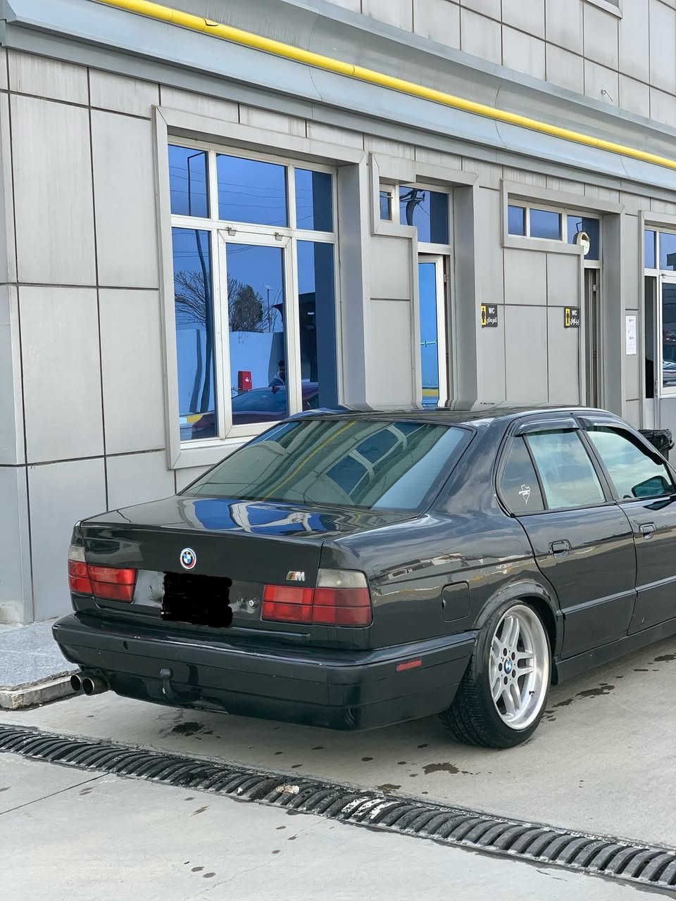 BMW 1994 iA
٥٢٥ بیلاد ئۆتۆماتیک 
دبڵ ئێرباگ
دەبڵ چەکمەجە
کوشن سیاحی 
کوشن جلد 
کوشن گەرم 
دوگمەی S و بەفرەکەی ئۆڤەری ژێر قاچ ئیشەکات 
تەبرید ساردو گەرم
فۆرمیکا  
گێڕو مەکینەی بە شەرت تەقەو ڕەقەی بە شەرت 
ڕەقەم سلێمانی 
ناو نیشان سلێمانی 
***********
