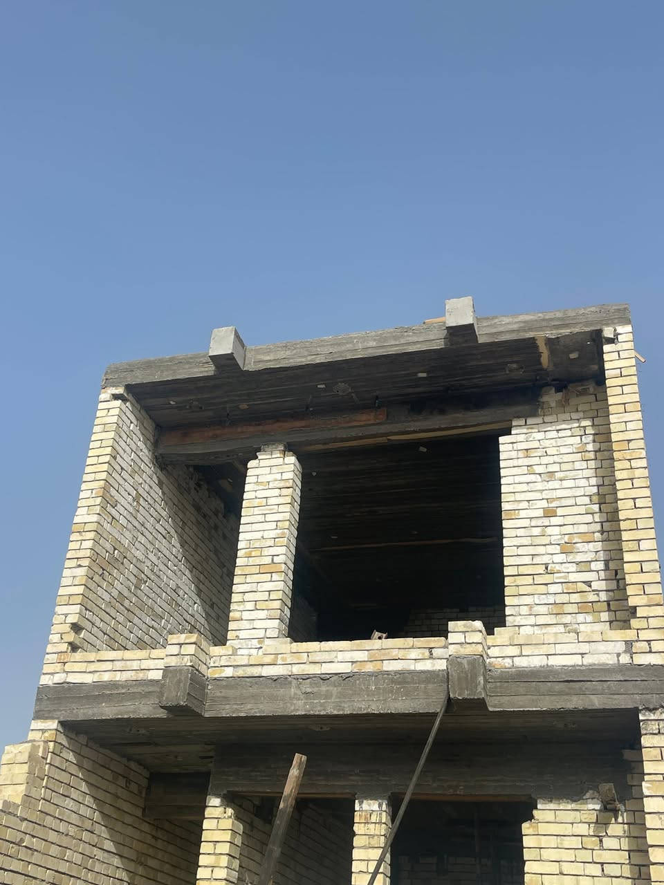 السلام عليكم
هيكل للبيع في منطقة العدوانيه قرب المنتجع وقاعة كامل العبود 
المساحه ١٠٠ متر
غرفتين كبار واستقبال وصاله ومطبخ 
وحمامات (٢)فوق وتحت 
***********
