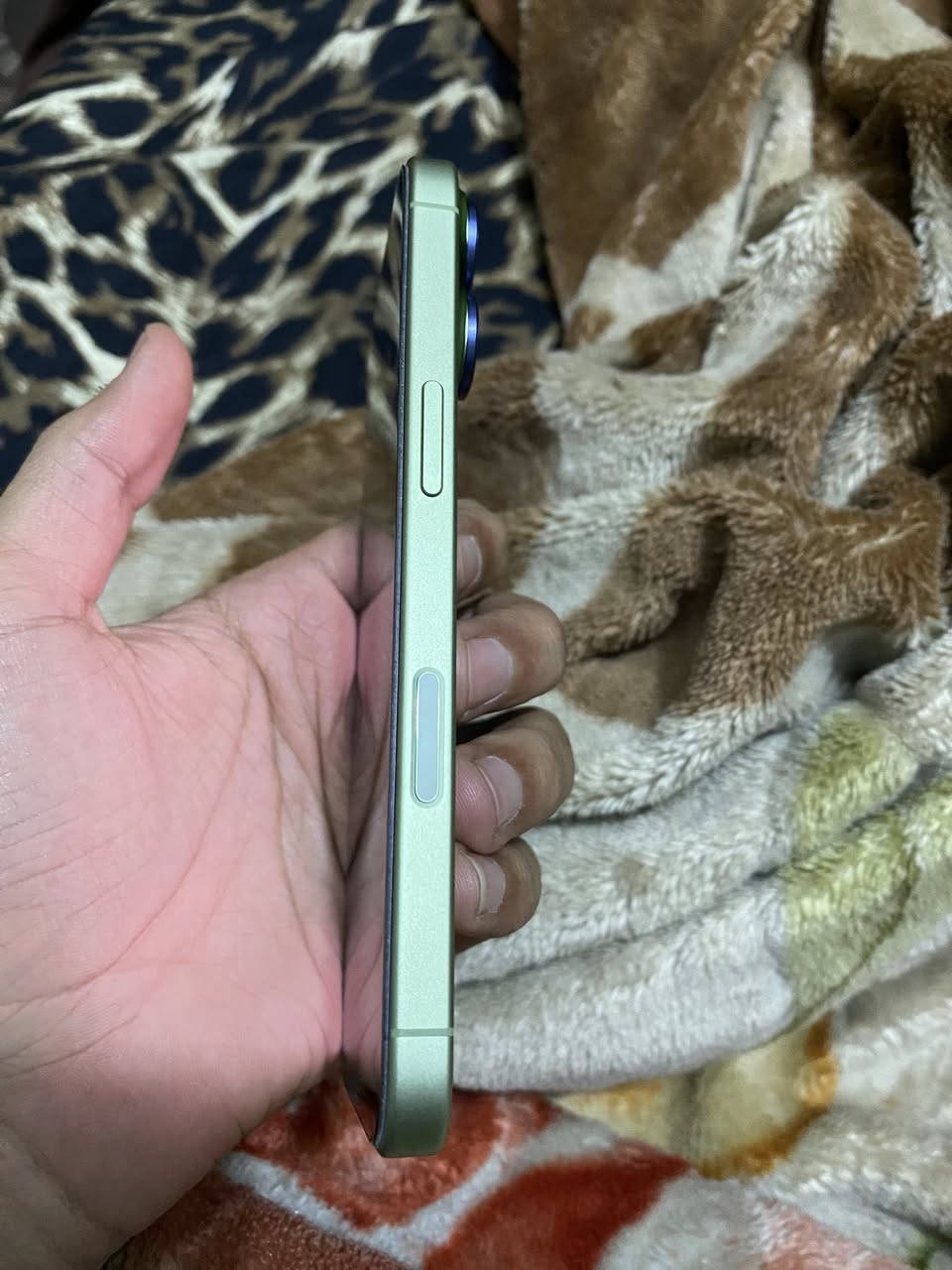 السلام عليكم 
ايفون ١٧ العادي اللون المميز للبيع ( الجهاز مجرد مفتوح من الكارتونه) الجهاز ذو شريحتان
كامل ملحقاته ويا كارتونه كبيل ورقة ضمان الشركة
مع الجهاز بكج حماية كامل 
سعر الشركة ١٤٠٠ اما سعر هذا الجهاز ١٣٥٠

الشعب ***********
