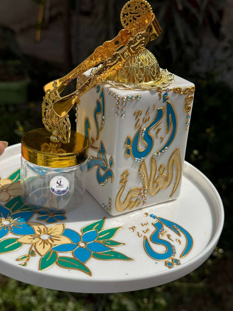 💐 إذا كنت تبحث عن هدية مختلفة لعيد الأم…
قطعة فنية تبقى ذكرى.
سِيت مبخرة فرفوري مميّزة لعيد الأم
منقوشة ومزينة برسم يدوي بعناية ومحبة.
يتكوّن السِت من:
✨ مبخرة فرفوري
✨ صينية أنيقة
✨ ملقط
✨ علبة بخور 
هدية راقية تضيف دفء وجمال لبيت أمي في يومها المميز. 💗
كل قطعة مرسومة بحب لتبقى ذكرى جميلة.
السعر ١٧ كامل واذا بس مبخره ب ١٠


**إذا كنت صاحب هذا الإعلان وتريد حذفه لأي سبب، رجاءا أرسل رسالة إلى الدعم الفني**