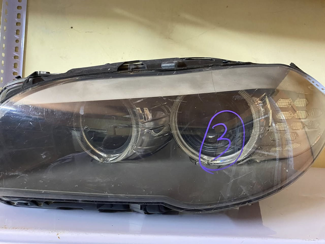 السلام عليكم العرض اليوم مميز وسعر مميز انواع لايتات Bmw حديث فارغ بدون محول وكلوب سعر الواحد 30 الف يوجد توصيل جميع المحافظات *********** كربلاء ملاحظه مرقم جميع الايتات الموجوده شوف الايت ودزلي رقمه وتدلل
