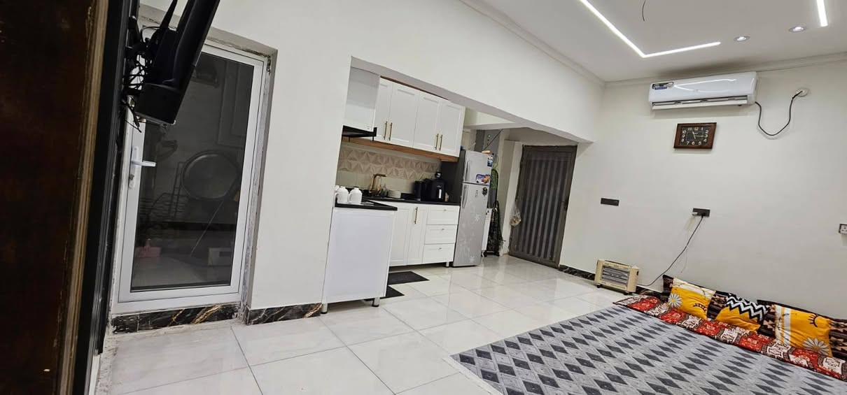 عرضنا اليوم منزل بمساحة 70 m
طابقين بناء حديث درجه اولى نوع البناء طابوق يحتوي على ثلاث غرف سويت مطبخ وصاله منزل حيل مرتب واسع  جنس العقار طابو زراعي25,))((يباع مع الاثاث) العنوان تنومه شارع 36 سعر جدا مناسب  لاستفسار والاتصال ***********
