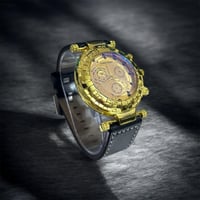 ستايل Invicta • لمسات ذهبية • سوار جلد أسود