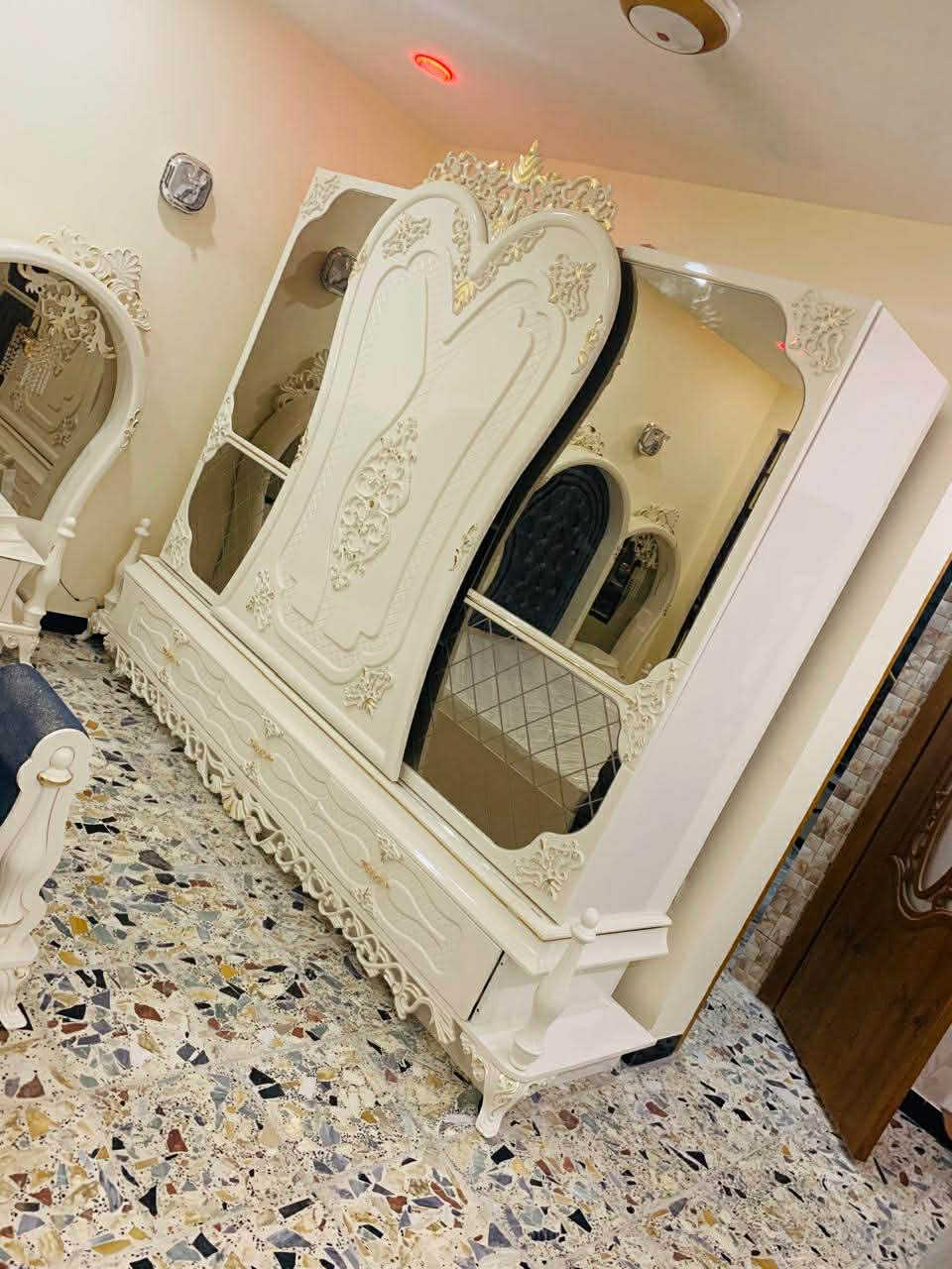 للذوق الراقي والفخم ✨
غرفة نوم نيو كلاسيك مميزة جداً بتفاصيل ملكية وألوان راقية (أوف وايت × كحلي مخمل كبس) وتحتوي على انارة مخفيه

✅ نظيفة جداً
✅ استخدام خفيف
✅ بدون أي كسر أو ضرر مع ملاحظات بسيطه جدا

تتكون من:
* سرير ملكي فاخر
* كنتور سلايد مرايا كبير ومرتب
* ٢ كومدينة مع مرايا جانبية
* ميز تواليت ملكي حجم كبير
* مرايا عاموديه حجم كبير + ميز اضافي كبير
* دوشك طبي تركي وحده ماخذه ٢٥٠ دولار

الغرفة تعطي فخامة وشكل راقي للغرفة خصوصاً بالإضاءة والديكور 🤍

💰 سعر الشراء كان: ٤ مليون و٢٥٠ ألف
📌 البيع بسعر مناسب: ٢ مليون ونص
للاستفسار مراسلة خاص
او مراسله واتس ***********
