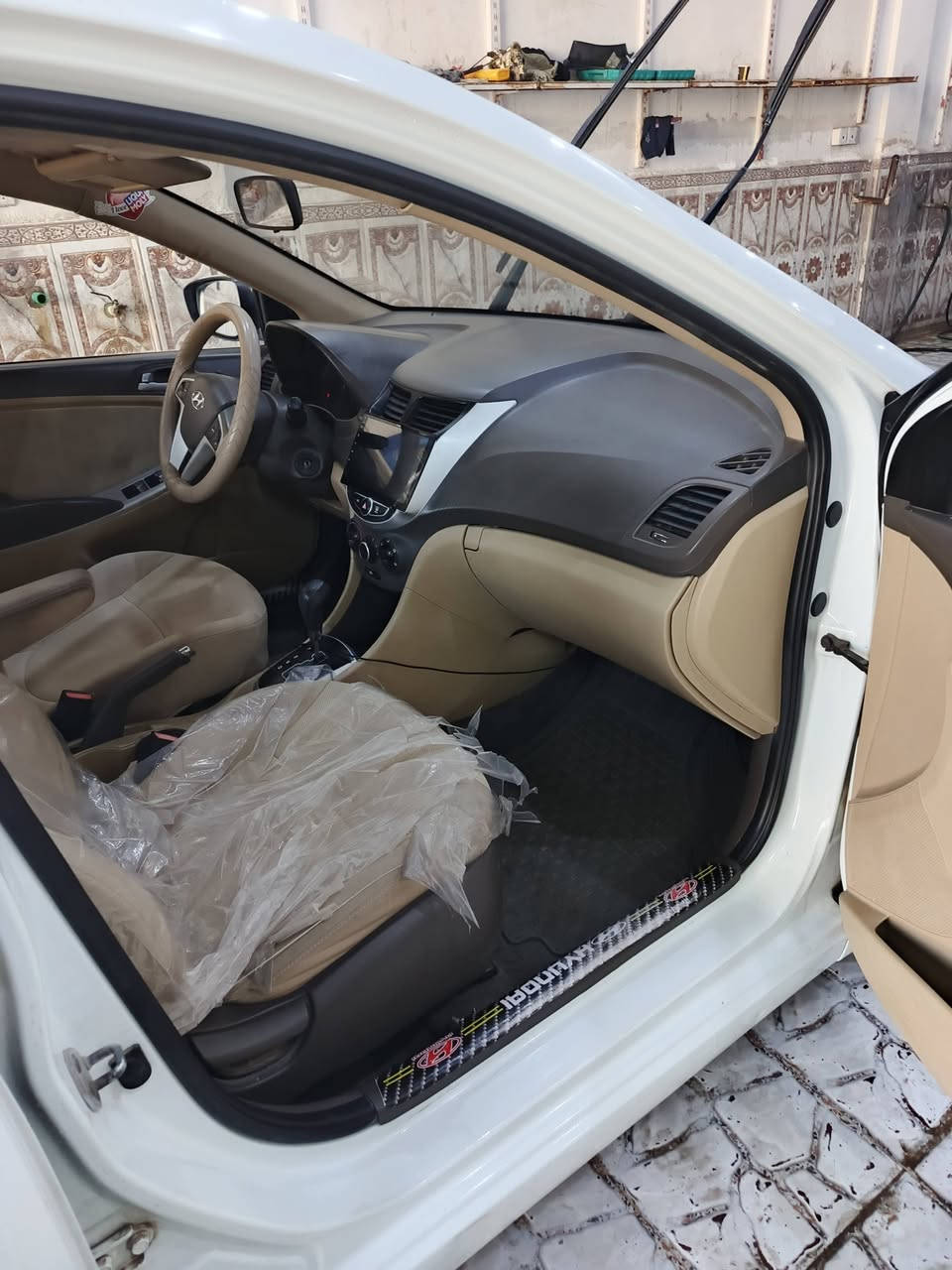 السلام عليكم اكسنت ذي قار موديل2013 مكفولة كفالة عامه عدا طخه بل باب مامصلحها ماشيه 74 الف السيارة جديدة كلش استخدام شخصي مكانها الحبوبي شارع الإخلاص  *********** ب١٠٥ بيها مجال
