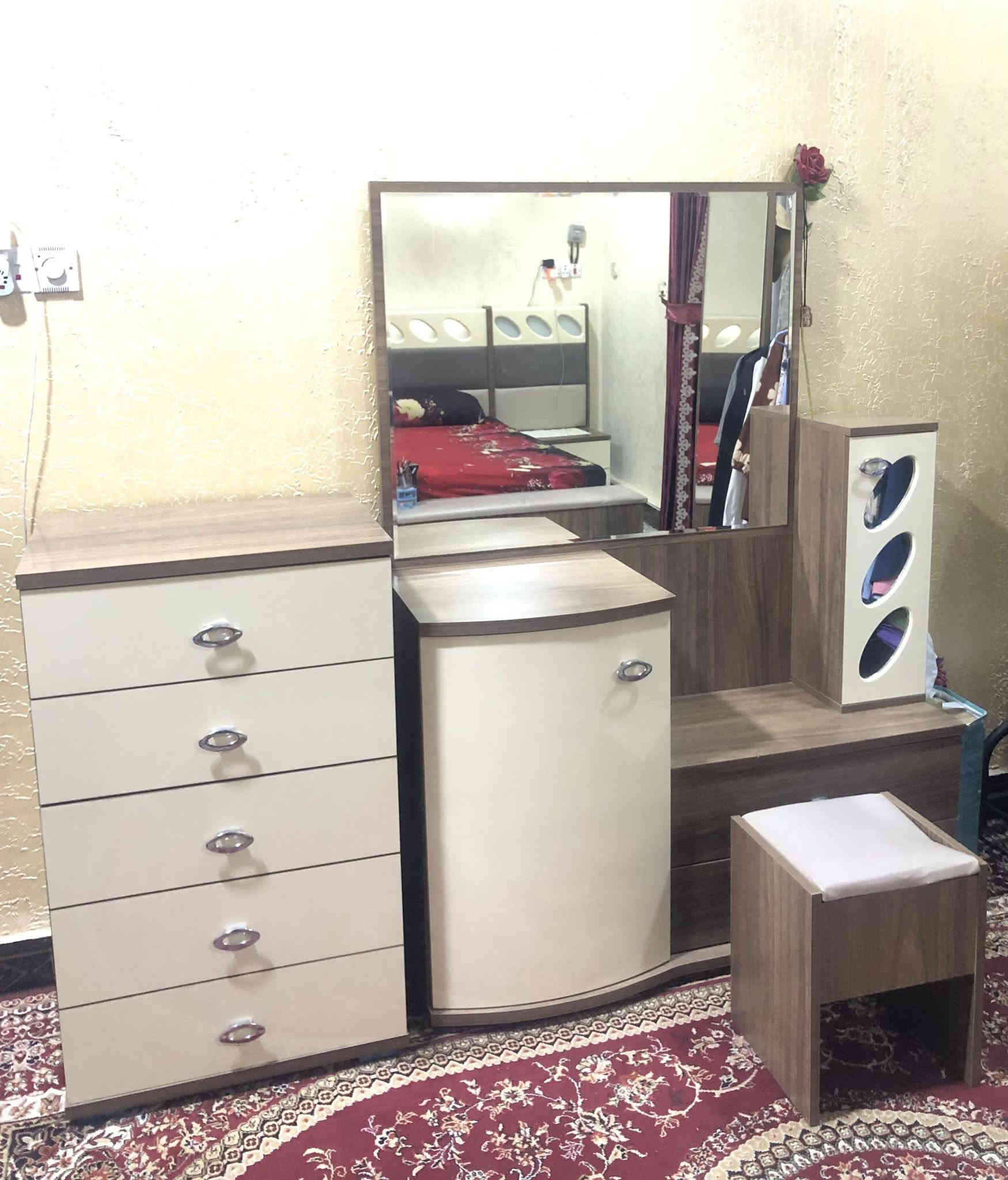 غرفة نوم ماليزية مكونة من خمس قطع 
نظيفة جداً، استعمال بسيط، بدون أي تلف أو كسر.
السعر  ١,٣٠٠,٠٠٠ دينار  للجادين فقط التواصل عبر الخاص 
الموقع: البصرة / إبي الخصيب/ مهيجران
