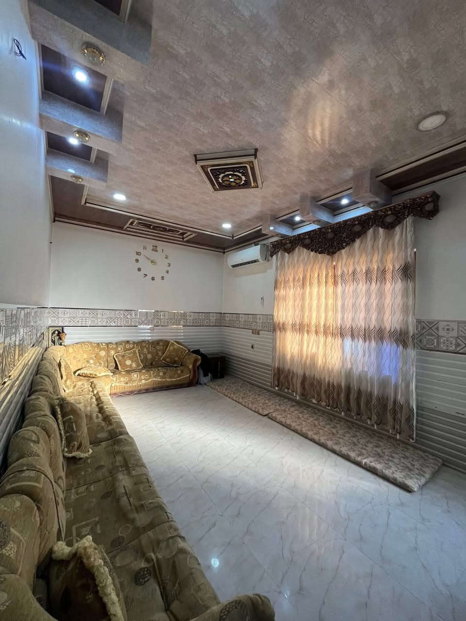 🏠 بيت للبيع في حي السماح – الأركان
📍 على شارع 15 متر
📏 المساحة: 150م
🔹 الواجهة: 10م (نقص في الواجهة فقط )
🏗️ البناء حديث – طابقين

الطابق الأول:
 • كراج
 • استقبال
 • هول
 • مطبخين (حار + بارد)
 • غرفة نوم
 • صحيات داخلية وخارجية

الطابق الثاني:
 • هول
 • صحيات
 • 3 غرف نوم
 • مخزن
 • بيتونة

🏡 البيت مجهز بكافة الأنظمة الحديثة:
غسالات – سبالت – دشات – إنترنت – كاميرات

📜 السند: طابو مُلك صرف (شرط تحويل وقرار تمليك)

📍 موقع المكتب : حي السماح الأركان، قرب مول القمة، مقابل مدرسة السماح الابتدائية، على شارع 20م

📞 للاستفسار والتفاصيل أكثر:
***********
***********
