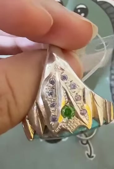 فيروز نيشابوري تطعيم زمرد وجمشت مع شهادة المنشأ 

خاتم فاخر من الفيروز النيشابوري بصياغة ثقيلة جداً
ذكر في الكتب والمصادر وعند اهل الاختصاص 
فوائد حجرالفيروز
1~ الفيروز يصد الحسد
2~ يسهل الرزق واسبابه
3~ حرز من الأخطار 
4~لمرضى المفاصل
5~يقاوم المرض لدى حامله
6~حجر الحظ
7~يقوي الجسم والصحة
8~يزيد من قوة البصر ومُهدِّئ للأعصاب
9~يريح القلب ولبسه يولد النجاح والحب


**إذا كنت صاحب هذا الإعلان وتريد حذفه لأي سبب، رجاءا أرسل رسالة إلى الدعم الفني**