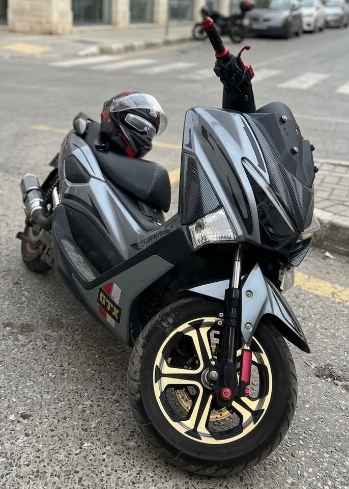 ⚡ دراجة شحن مميزة (شبيهة N-MAX) للبيع ⚡
دراجة ما شاء الله (خير من الله)، مواصفات عالية ومتانة ممتازة، جاهزة للاستخدام ومابيها أي نقص.
📊 المواصفات الفنية والقوة:(اني شادلها  صالنصه  للجمالية  بس مو وياها ) 
 المحرك (الملف): 3000 واط حجم كبير (عزم وقوة ممتازة).
 البطاريات: 6 بطاريات حجم كبير (45 أمبير) تعبرك مسافة 70 كم بالشحنة الواحدة.
 السرعة القصوى: تصل إلى 90 كم/س (عداد سرعة حقيقي ومطابق 100% مع الـ GPS والسيارات).
 الحمولة: قدرة تحمل عالية جداً للأوزان الثقيلة تصل إلى أكثر من 300 كغم.
 الأنظمة القيادية: 3 وضعيات قيادة (سبورت 🏎️، عادي 🛵، بطيء 🐢) + نظام الرجوع للخلف (R) + نظام البارك (P).
🛠️ الإضافات والراحة:
 الإضاءة: لايت عالي وناصي قوي جداً + إشارات يمين ويسار واضحة.
 التخمير والدبلات: دبلات ولف هوائي رياضي حديث (راحة تامة بالمطبات).
 نظام الأمان: تشغيل عن بُعد + جهاز إنذار متطور ضد السرقة (يقفل بريك تلقائياً في حال محاولة السرقة).
💰 السعر المطلوب: مليون و 150 ألف دينار.

ملاحظة: الدراجة بحالة ممتازة جداً والشراي المكتفي يتفضل الخاص.

للاتصال  :  ***********
