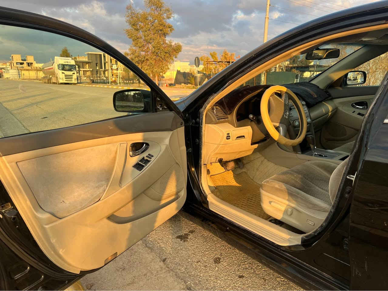 Camry 2009
مواسەفات  LE
گیر و مەکینەی بە شەرتە 
تونو تۆڵە 
سلایدە 
تەبریدی سارد و گەرم دەرەجە یەک
پاک و خاوینە
  چەملخ لای سەکنی بۆیاخە 

106 گەڵاو مەعامەلە
***********
*********** شمشمل, السليمانية
