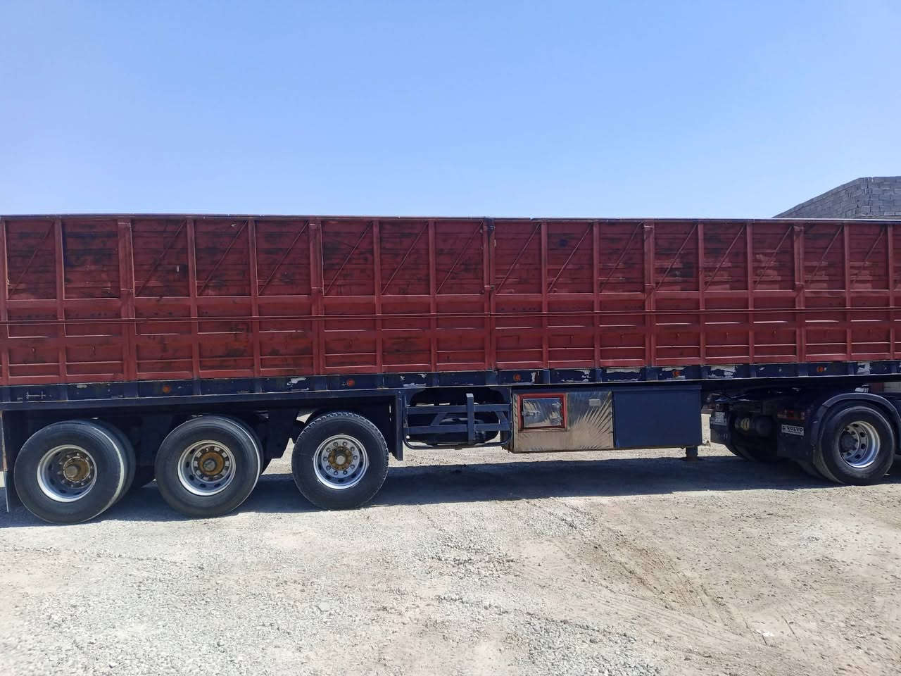 السلام عليكم عربانه للبيع حداديه طول 12 وربع دنكير صيني عدد 2 واحد 13 شريط عمل ***********//*********** سعر 75 بيهة مجال
