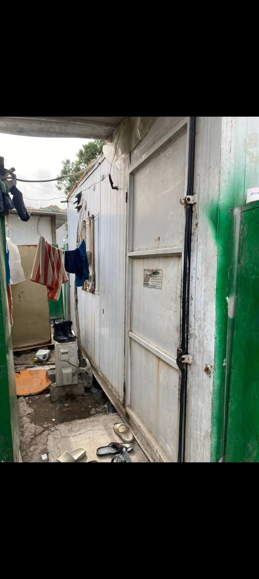 السلام عليكم كرفان 3*4
جهاز من كلشي وكاعدين بيه يعني ما متروك 
ارضيه قويه كلش قويه هيكل شلمان مو بليت قويه كلش 
السعر مليون وبيه مجال قليل عنواني بغداد القاهره 
 ***********
