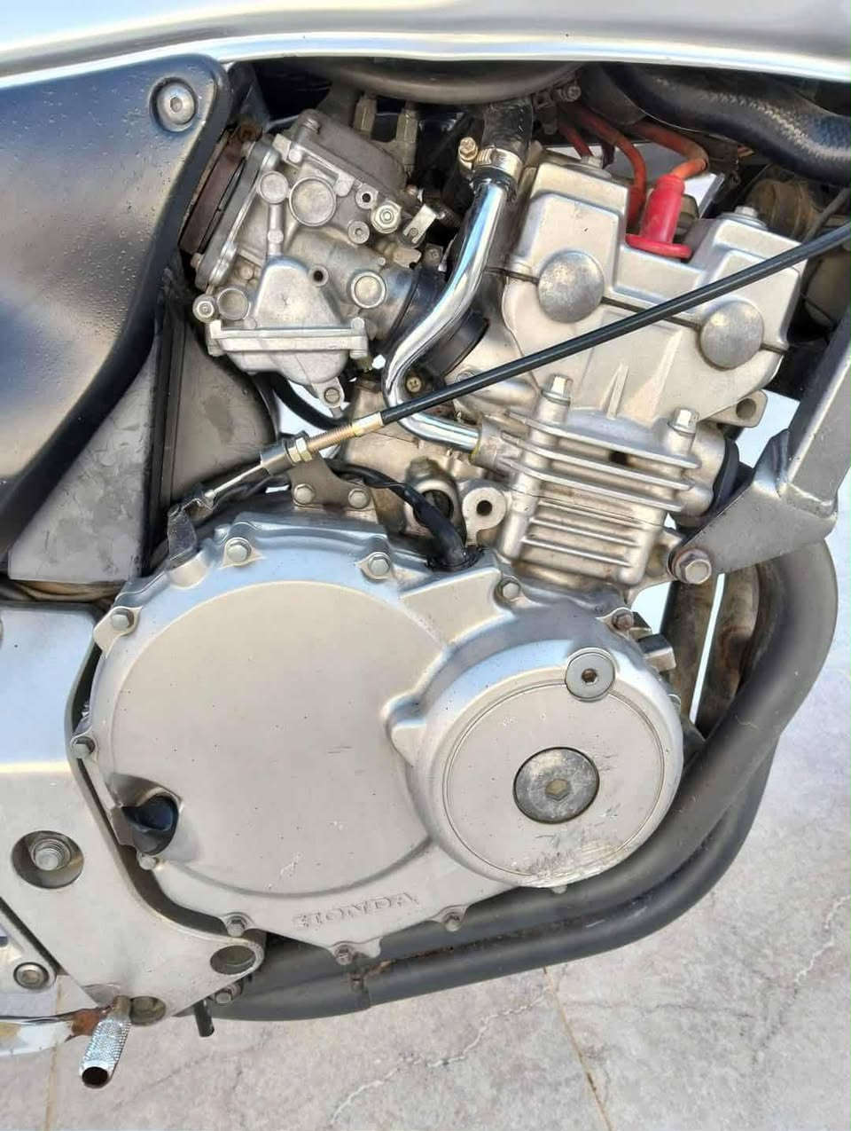 دراجه للبيع سي بي نوع هورنت مكينه ربع 16ولف دراجه خير من الله مكينه مكفولة وراق واذا اكو مراوس من جيل ثاني تعليمي عادي اراوس كله شغال كل بلادي سعر مليون و650 وبيها مجال مكان العماره شراي يتصل على الرقم وانا خادم *********** علي الغربي, ميسان
