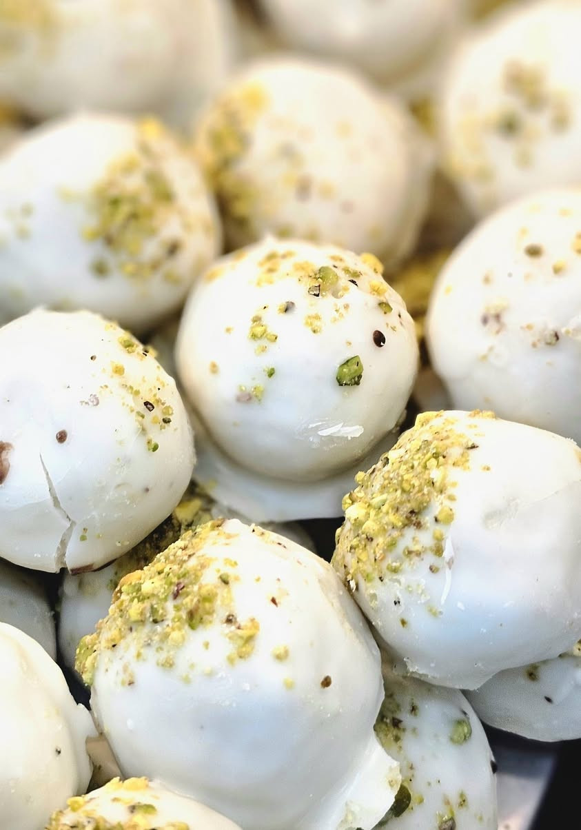 حلويات 🍨 فاخرة جديدة 
رقم #خدمة_التوصيل ***********
مول اهل الخير - نادر  الحلة نادر الثانية الشارع الخدمي
